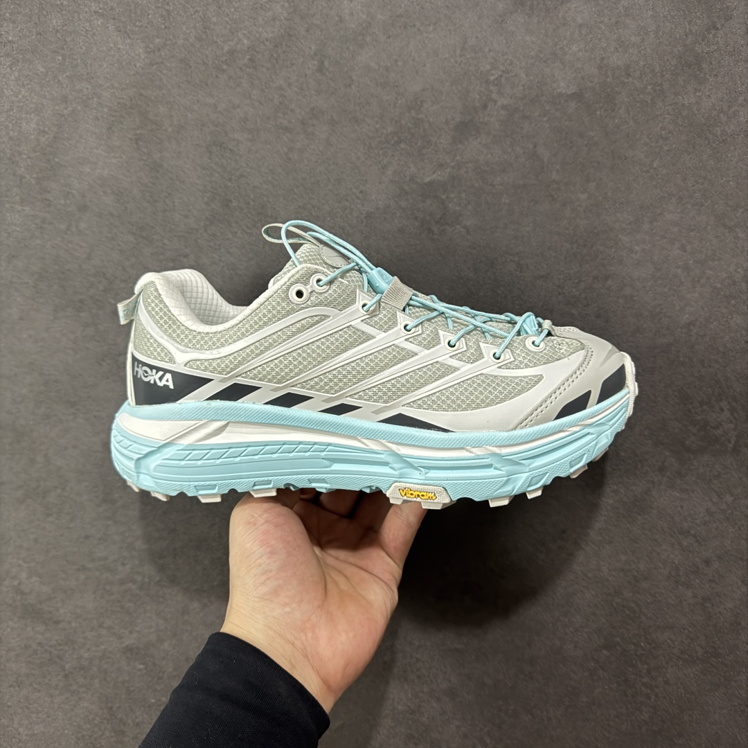 【公司级】HOKA ONE ONE Mafate Three 2 玛法特2.5代系列低帮轻量户外越野休闲运动慢跑鞋 上脚赞到报爆 轻盈舒适 鞋面采用超轻的无缝架构 轻薄的TPU贴在透气的鞋面材料上 减轻重量同时也保证了支撑性 鞋底采用滚动平衡技术 引导跑者回归自然步态 祖传的神奇EVA材质中底依旧是一如既往地表现优秀 能提供充足的缓震 作为HOKA家的越野跑鞋 VIBRAM 橡胶大底也是必不可少的 即便在复杂湿滑的地形 依旧能有良好的抓地力及稳定性 鞋带采用了弹性不易松脱的扁宽弹性鞋带 前掌与中掌部分也进行了加宽 也更加适合亚洲人的脚型 是一款十分全面且足够强悍的户外硬核越野鞋 日常搭配的话短裤是基本不挑 阔腿裤 工装裤以及各种长筒牛仔裤都可以 尺码:36 36.5 37.5 38 38.5 39 40 40.5 41 42 42.5 43 44 44.5 45-选品中心