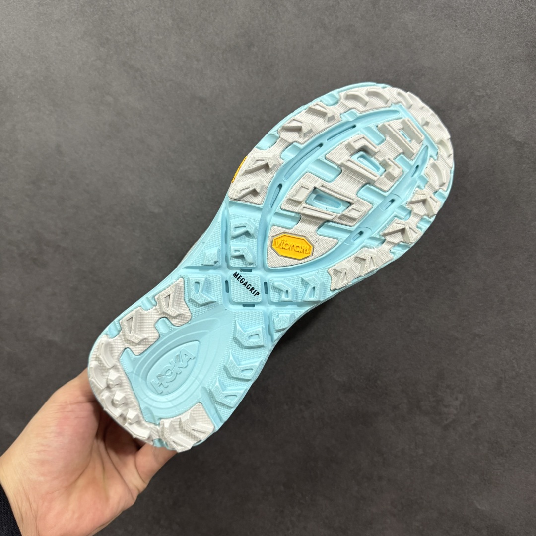 图片[9]-【公司级】HOKA ONE ONE Mafate Three 2 玛法特2.5代系列低帮轻量户外越野休闲运动慢跑鞋 上脚赞到报爆 轻盈舒适 鞋面采用超轻的无缝架构 轻薄的TPU贴在透气的鞋面材料上 减轻重量同时也保证了支撑性 鞋底采用滚动平衡技术 引导跑者回归自然步态 祖传的神奇EVA材质中底依旧是一如既往地表现优秀 能提供充足的缓震 作为HOKA家的越野跑鞋 VIBRAM 橡胶大底也是必不可少的 即便在复杂湿滑的地形 依旧能有良好的抓地力及稳定性 鞋带采用了弹性不易松脱的扁宽弹性鞋带 前掌与中掌部分也进行了加宽 也更加适合亚洲人的脚型 是一款十分全面且足够强悍的户外硬核越野鞋 日常搭配的话短裤是基本不挑 阔腿裤 工装裤以及各种长筒牛仔裤都可以 尺码：36 36.5 37.5 38 38.5 39 40 40.5 41 42 42.5 43 44 44.5 45-选品中心