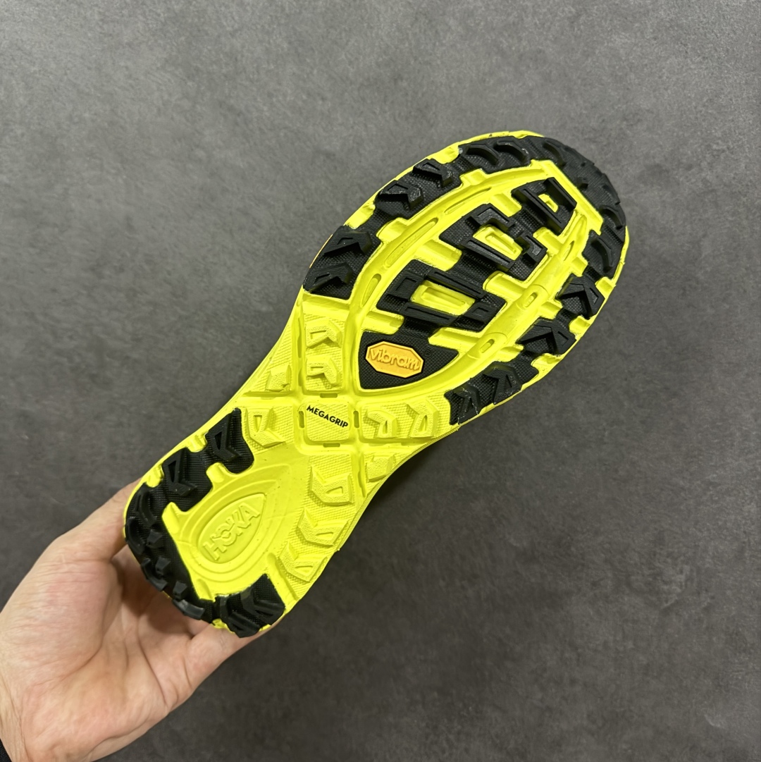 图片[9]-【公司级】HOKA ONE ONE Mafate Three 2 玛法特2.5代系列低帮轻量户外越野休闲运动慢跑鞋 上脚赞到报爆 轻盈舒适 鞋面采用超轻的无缝架构 轻薄的TPU贴在透气的鞋面材料上 减轻重量同时也保证了支撑性 鞋底采用滚动平衡技术 引导跑者回归自然步态 祖传的神奇EVA材质中底依旧是一如既往地表现优秀 能提供充足的缓震 作为HOKA家的越野跑鞋 VIBRAM 橡胶大底也是必不可少的 即便在复杂湿滑的地形 依旧能有良好的抓地力及稳定性 鞋带采用了弹性不易松脱的扁宽弹性鞋带 前掌与中掌部分也进行了加宽 也更加适合亚洲人的脚型 是一款十分全面且足够强悍的户外硬核越野鞋 日常搭配的话短裤是基本不挑 阔腿裤 工装裤以及各种长筒牛仔裤都可以 尺码：36 36.5 37.5 38 38.5 39 40 40.5 41 42 42.5 43 44 44.5 45-选品中心