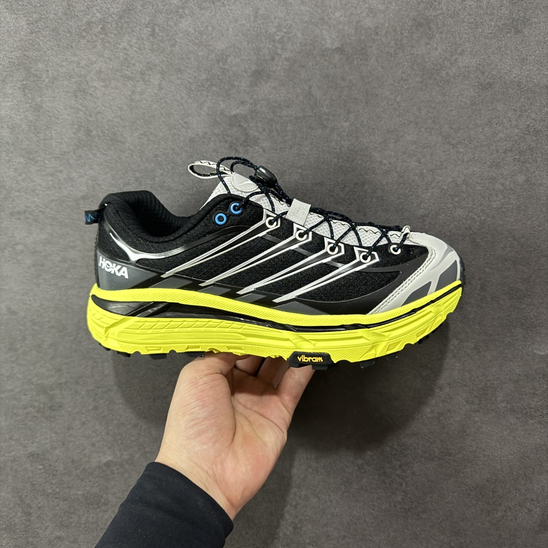 【公司级】HOKA ONE ONE Mafate Three 2 玛法特2.5代系列低帮轻量户外越野休闲运动慢跑鞋 上脚赞到报爆 轻盈舒适 鞋面采用超轻的无缝架构 轻薄的TPU贴在透气的鞋面材料上 减轻重量同时也保证了支撑性 鞋底采用滚动平衡技术 引导跑者回归自然步态 祖传的神奇EVA材质中底依旧是一如既往地表现优秀 能提供充足的缓震 作为HOKA家的越野跑鞋 VIBRAM 橡胶大底也是必不可少的 即便在复杂湿滑的地形 依旧能有良好的抓地力及稳定性 鞋带采用了弹性不易松脱的扁宽弹性鞋带 前掌与中掌部分也进行了加宽 也更加适合亚洲人的脚型 是一款十分全面且足够强悍的户外硬核越野鞋 日常搭配的话短裤是基本不挑 阔腿裤 工装裤以及各种长筒牛仔裤都可以 尺码:36 36.5 37.5 38 38.5 39 40 40.5 41 42 42.5 43 44 44.5 45-选品中心