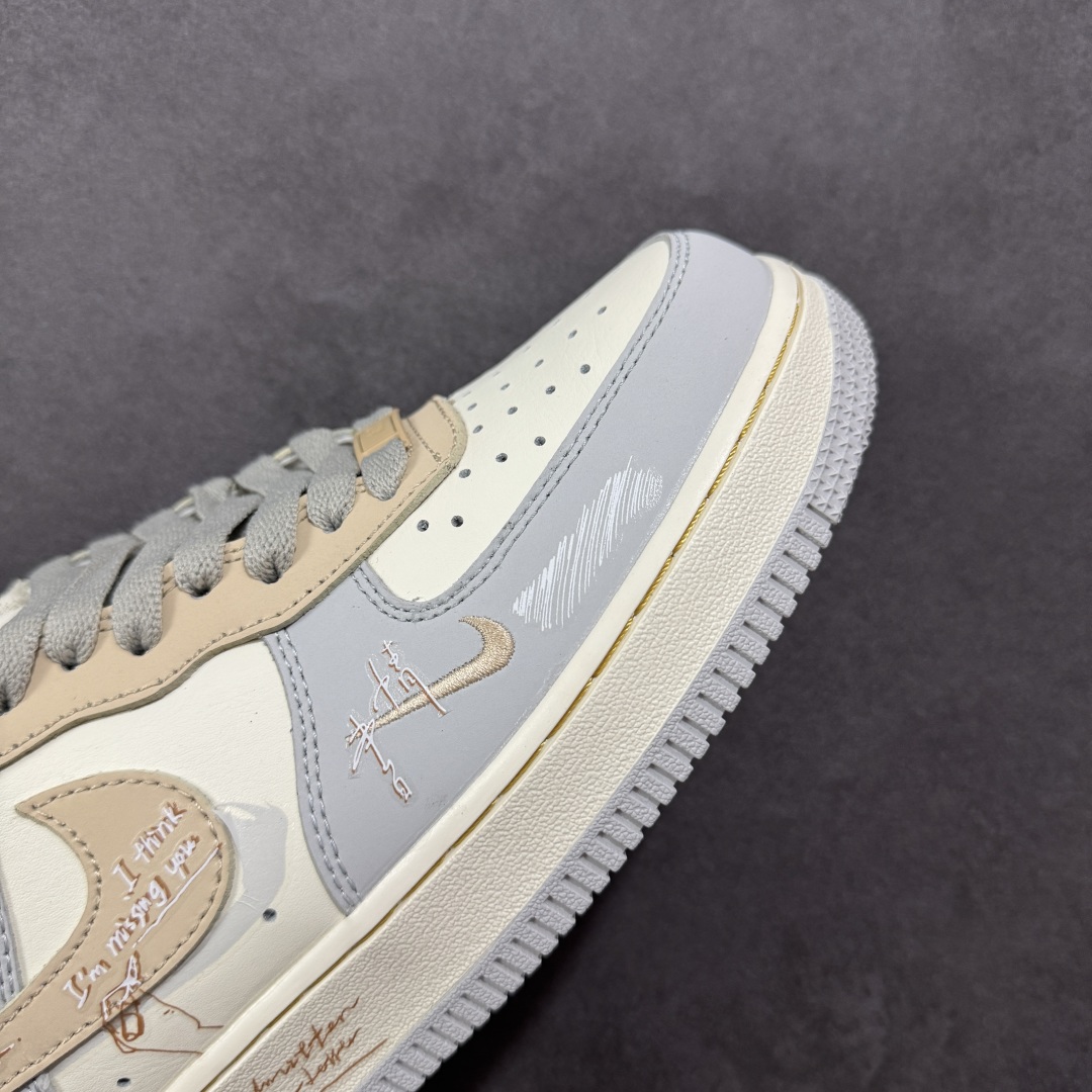 图片[5]-【定制版】Nike Air Force 1 Low 07 浅灰白小钩涂鸦 原楦头原纸板 打造纯正低帮空军版型 专注外贸渠道 全掌内置蜂窝气垫 原盒配件 原厂中底钢印、拉帮完美 货号：DB3310 111 尺码：36 36.5 37.5 38 38.5 39 40 40.5 41 42 42.5 43 44 44.5 45-选品中心