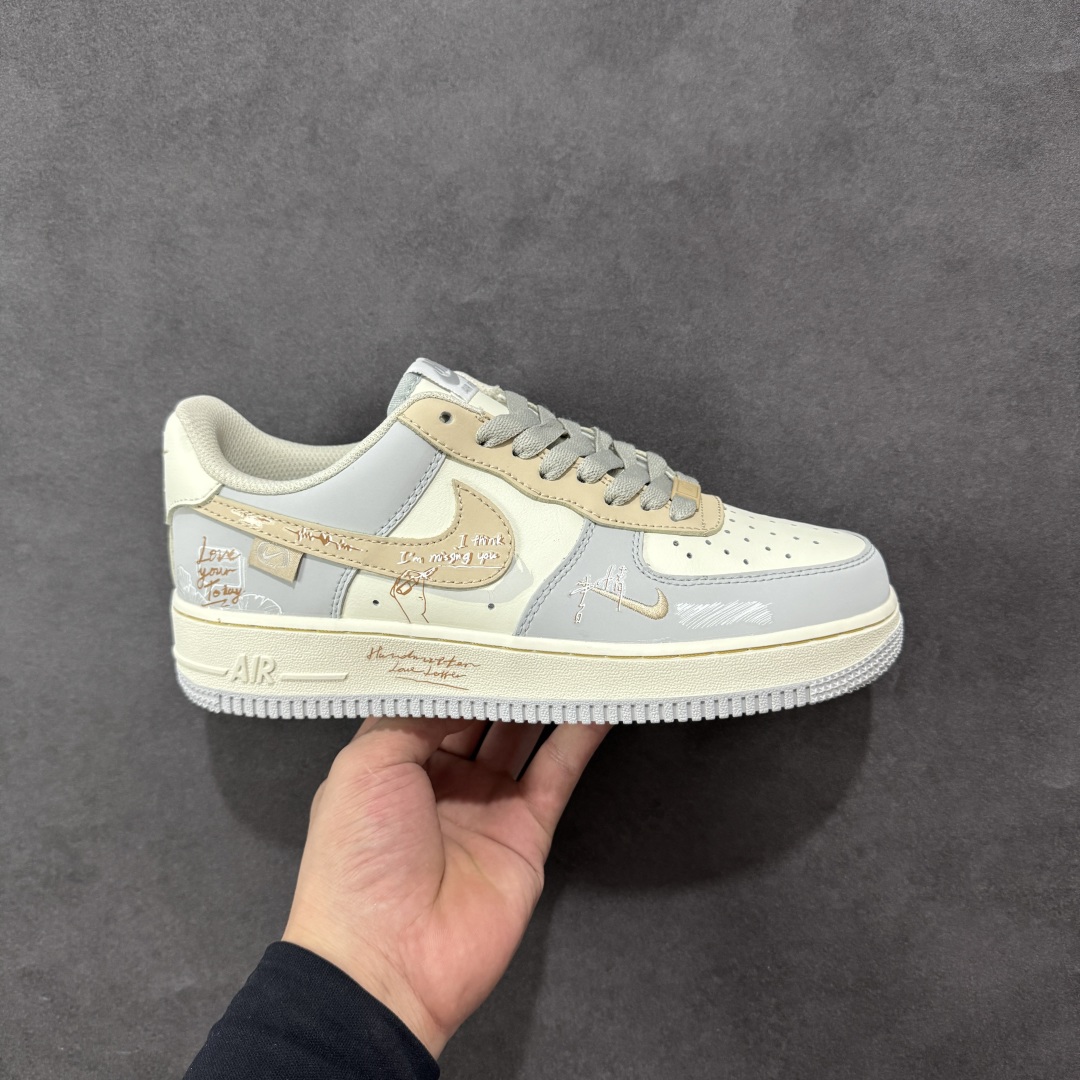 【定制版】Nike Air Force 1 Low 07 浅灰白小钩涂鸦 原楦头原纸板 打造纯正低帮空军版型 专注外贸渠道 全掌内置蜂窝气垫 原盒配件 原厂中底钢印、拉帮完美 货号:DB3310 111 尺码:36 36.5 37.5 38 38.5 39 40 40.5 41 42 42.5 43 44 44.5 45-选品中心