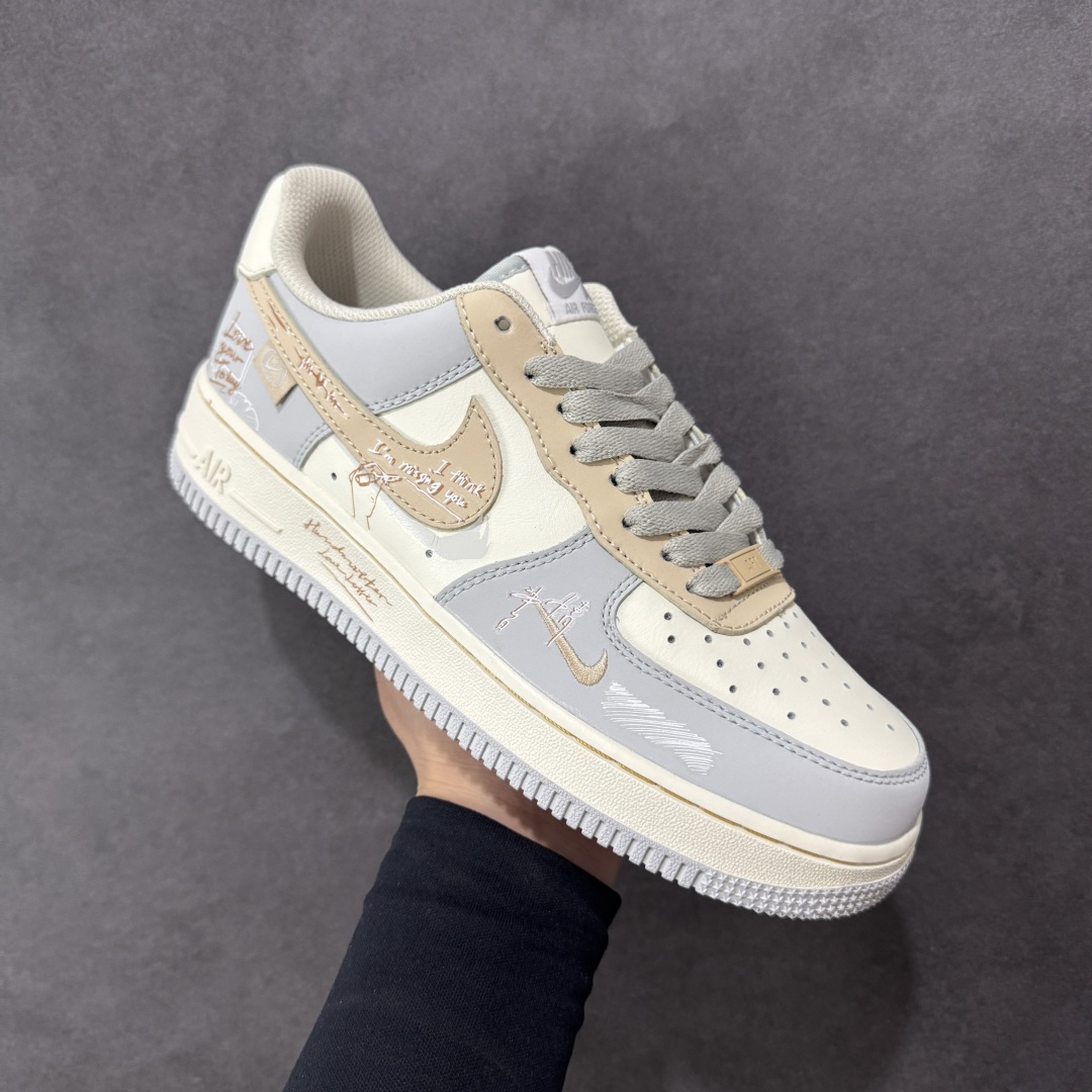图片[3]-【定制版】Nike Air Force 1 Low 07 浅灰白小钩涂鸦 原楦头原纸板 打造纯正低帮空军版型 专注外贸渠道 全掌内置蜂窝气垫 原盒配件 原厂中底钢印、拉帮完美 货号：DB3310 111 尺码：36 36.5 37.5 38 38.5 39 40 40.5 41 42 42.5 43 44 44.5 45-选品中心
