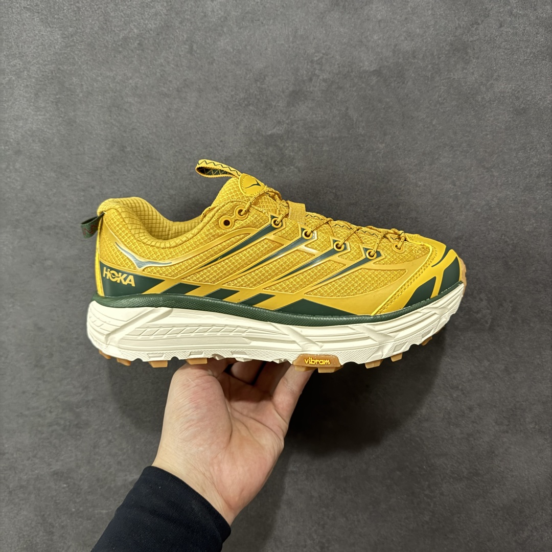 【公司级】HOKA ONE ONE Mafate Three 2 玛法特2.5代系列低帮轻量户外越野休闲运动慢跑鞋 上脚赞到报爆 轻盈舒适 鞋面采用超轻的无缝架构 轻薄的TPU贴在透气的鞋面材料上 减轻重量同时也保证了支撑性 鞋底采用滚动平衡技术 引导跑者回归自然步态 祖传的神奇EVA材质中底依旧是一如既往地表现优秀 能提供充足的缓震 作为HOKA家的越野跑鞋 VIBRAM 橡胶大底也是必不可少的 即便在复杂湿滑的地形 依旧能有良好的抓地力及稳定性 鞋带采用了弹性不易松脱的扁宽弹性鞋带 前掌与中掌部分也进行了加宽 也更加适合亚洲人的脚型 是一款十分全面且足够强悍的户外硬核越野鞋 日常搭配的话短裤是基本不挑 阔腿裤 工装裤以及各种长筒牛仔裤都可以 尺码:36 36.5 37.5 38 38.5 39 40 40.5 41 42 42.5 43 44 44.5 45-选品中心
