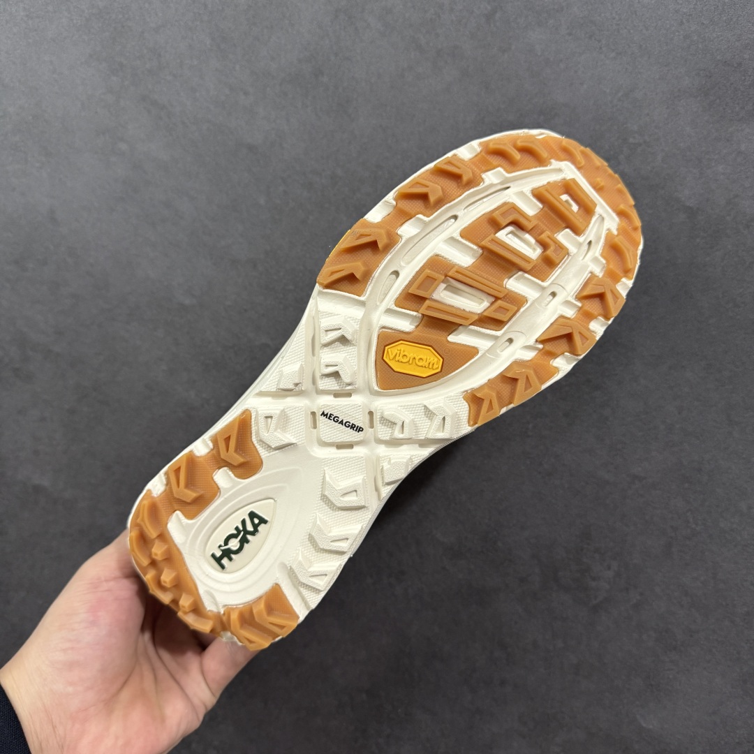 图片[9]-【公司级】HOKA ONE ONE Mafate Three 2 玛法特2.5代系列低帮轻量户外越野休闲运动慢跑鞋 上脚赞到报爆 轻盈舒适 鞋面采用超轻的无缝架构 轻薄的TPU贴在透气的鞋面材料上 减轻重量同时也保证了支撑性 鞋底采用滚动平衡技术 引导跑者回归自然步态 祖传的神奇EVA材质中底依旧是一如既往地表现优秀 能提供充足的缓震 作为HOKA家的越野跑鞋 VIBRAM 橡胶大底也是必不可少的 即便在复杂湿滑的地形 依旧能有良好的抓地力及稳定性 鞋带采用了弹性不易松脱的扁宽弹性鞋带 前掌与中掌部分也进行了加宽 也更加适合亚洲人的脚型 是一款十分全面且足够强悍的户外硬核越野鞋 日常搭配的话短裤是基本不挑 阔腿裤 工装裤以及各种长筒牛仔裤都可以 尺码：36 36.5 37.5 38 38.5 39 40 40.5 41 42 42.5 43 44 44.5 45-选品中心