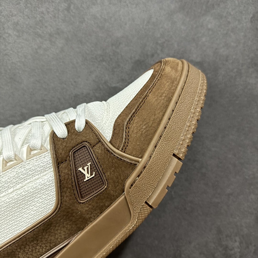 图片[5]-【广东纯原版本】LV TRAINER 新款男士运动鞋出货 本款 LV Trainer 运动鞋糅合织物网格面料和丝绒粒面牛皮革鞋面，采用碰撞色彩与材质反差，巧妙展现复古篮球鞋的灵感启发。鞋侧橡胶 LV 字母与 Vuitton 标识完善整体，繁复鞋面延续传统结构，鞋舌及后跟饰有 LV 字母标识，Monogram 花卉橡胶外底延续舒适体验。配原盒全套包装！ 顶级版本 Lv运动鞋系列 官网专柜一比一制作，各大网红明星走秀款，LV路易威登Run 55 运动鞋拼合网格面料、橡胶和粘胶等科技材质，搭配牛皮革材质，共同洋溢运动格调。Monogram 帆布后袢带等标志性元素传递品牌意趣。 工艺精湛独特 Lv运动鞋系列 尺码：35-46-选品中心