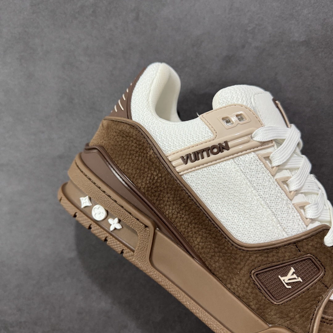 图片[6]-【广东纯原版本】LV TRAINER 新款男士运动鞋出货 本款 LV Trainer 运动鞋糅合织物网格面料和丝绒粒面牛皮革鞋面，采用碰撞色彩与材质反差，巧妙展现复古篮球鞋的灵感启发。鞋侧橡胶 LV 字母与 Vuitton 标识完善整体，繁复鞋面延续传统结构，鞋舌及后跟饰有 LV 字母标识，Monogram 花卉橡胶外底延续舒适体验。配原盒全套包装！ 顶级版本 Lv运动鞋系列 官网专柜一比一制作，各大网红明星走秀款，LV路易威登Run 55 运动鞋拼合网格面料、橡胶和粘胶等科技材质，搭配牛皮革材质，共同洋溢运动格调。Monogram 帆布后袢带等标志性元素传递品牌意趣。 工艺精湛独特 Lv运动鞋系列 尺码：35-46-选品中心