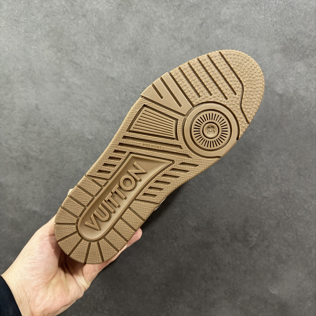 图片[9]-【广东纯原版本】LV TRAINER 新款男士运动鞋出货 本款 LV Trainer 运动鞋糅合织物网格面料和丝绒粒面牛皮革鞋面，采用碰撞色彩与材质反差，巧妙展现复古篮球鞋的灵感启发。鞋侧橡胶 LV 字母与 Vuitton 标识完善整体，繁复鞋面延续传统结构，鞋舌及后跟饰有 LV 字母标识，Monogram 花卉橡胶外底延续舒适体验。配原盒全套包装！ 顶级版本 Lv运动鞋系列 官网专柜一比一制作，各大网红明星走秀款，LV路易威登Run 55 运动鞋拼合网格面料、橡胶和粘胶等科技材质，搭配牛皮革材质，共同洋溢运动格调。Monogram 帆布后袢带等标志性元素传递品牌意趣。 工艺精湛独特 Lv运动鞋系列 尺码：35-46-选品中心