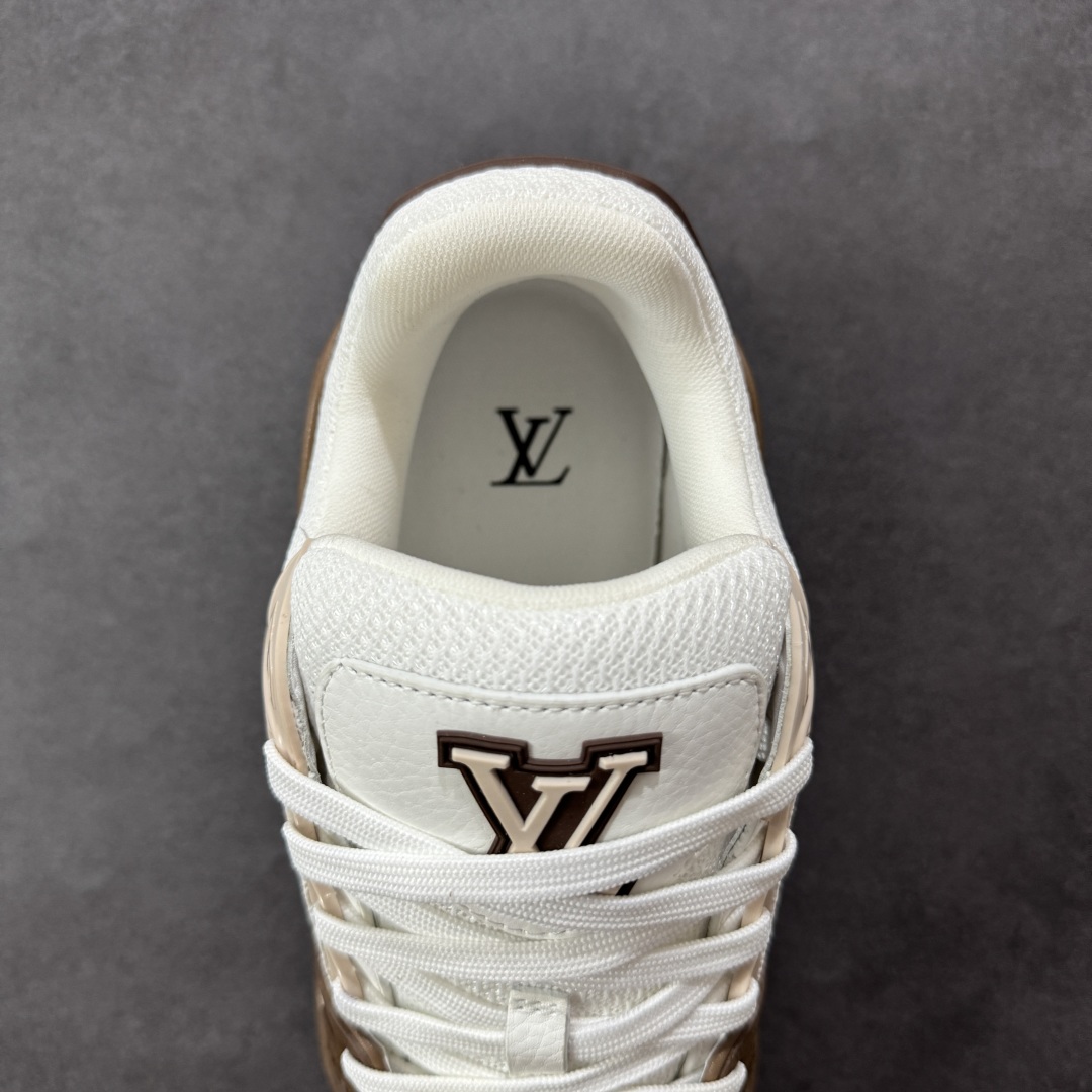 图片[7]-【广东纯原版本】LV TRAINER 新款男士运动鞋出货 本款 LV Trainer 运动鞋糅合织物网格面料和丝绒粒面牛皮革鞋面，采用碰撞色彩与材质反差，巧妙展现复古篮球鞋的灵感启发。鞋侧橡胶 LV 字母与 Vuitton 标识完善整体，繁复鞋面延续传统结构，鞋舌及后跟饰有 LV 字母标识，Monogram 花卉橡胶外底延续舒适体验。配原盒全套包装！ 顶级版本 Lv运动鞋系列 官网专柜一比一制作，各大网红明星走秀款，LV路易威登Run 55 运动鞋拼合网格面料、橡胶和粘胶等科技材质，搭配牛皮革材质，共同洋溢运动格调。Monogram 帆布后袢带等标志性元素传递品牌意趣。 工艺精湛独特 Lv运动鞋系列 尺码：35-46-选品中心