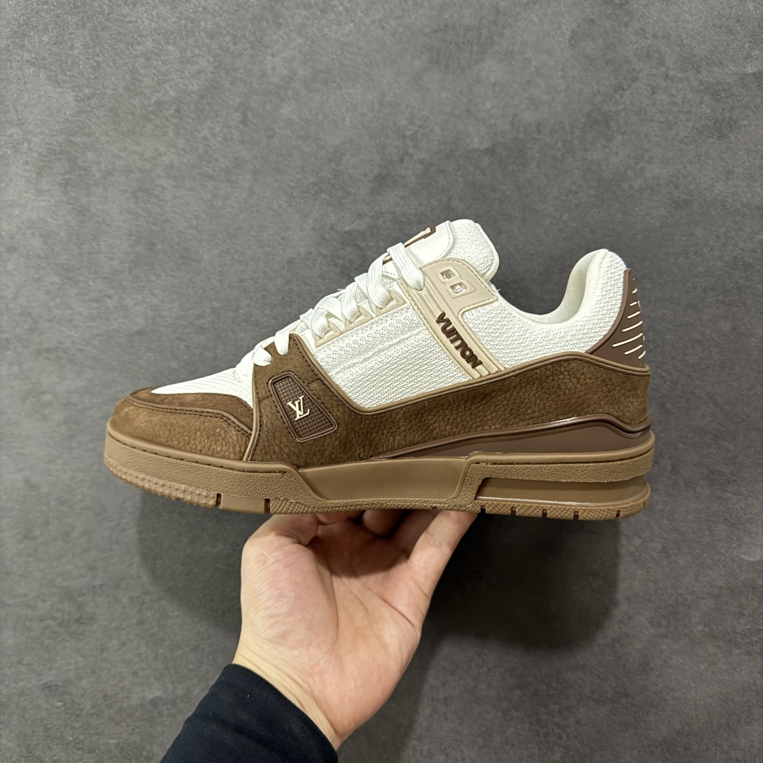 图片[2]-【广东纯原版本】LV TRAINER 新款男士运动鞋出货 本款 LV Trainer 运动鞋糅合织物网格面料和丝绒粒面牛皮革鞋面，采用碰撞色彩与材质反差，巧妙展现复古篮球鞋的灵感启发。鞋侧橡胶 LV 字母与 Vuitton 标识完善整体，繁复鞋面延续传统结构，鞋舌及后跟饰有 LV 字母标识，Monogram 花卉橡胶外底延续舒适体验。配原盒全套包装！ 顶级版本 Lv运动鞋系列 官网专柜一比一制作，各大网红明星走秀款，LV路易威登Run 55 运动鞋拼合网格面料、橡胶和粘胶等科技材质，搭配牛皮革材质，共同洋溢运动格调。Monogram 帆布后袢带等标志性元素传递品牌意趣。 工艺精湛独特 Lv运动鞋系列 尺码：35-46-选品中心