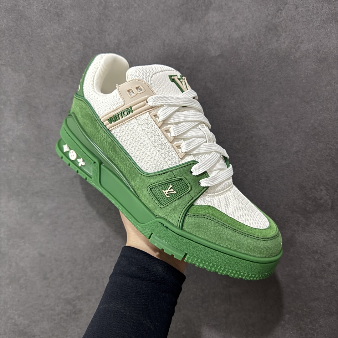 图片[3]-【广东纯原版本】LV TRAINER 新款男士运动鞋出货 本款 LV Trainer 运动鞋糅合织物网格面料和丝绒粒面牛皮革鞋面，采用碰撞色彩与材质反差，巧妙展现复古篮球鞋的灵感启发。鞋侧橡胶 LV 字母与 Vuitton 标识完善整体，繁复鞋面延续传统结构，鞋舌及后跟饰有 LV 字母标识，Monogram 花卉橡胶外底延续舒适体验。配原盒全套包装！ 顶级版本 Lv运动鞋系列 官网专柜一比一制作，各大网红明星走秀款，LV路易威登Run 55 运动鞋拼合网格面料、橡胶和粘胶等科技材质，搭配牛皮革材质，共同洋溢运动格调。Monogram 帆布后袢带等标志性元素传递品牌意趣。 工艺精湛独特 Lv运动鞋系列 尺码：35-46-选品中心