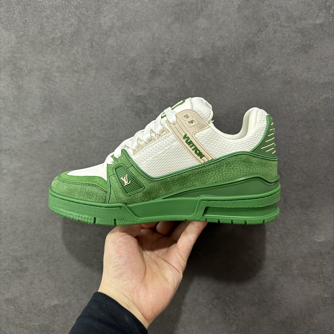 图片[2]-【广东纯原版本】LV TRAINER 新款男士运动鞋出货 本款 LV Trainer 运动鞋糅合织物网格面料和丝绒粒面牛皮革鞋面，采用碰撞色彩与材质反差，巧妙展现复古篮球鞋的灵感启发。鞋侧橡胶 LV 字母与 Vuitton 标识完善整体，繁复鞋面延续传统结构，鞋舌及后跟饰有 LV 字母标识，Monogram 花卉橡胶外底延续舒适体验。配原盒全套包装！ 顶级版本 Lv运动鞋系列 官网专柜一比一制作，各大网红明星走秀款，LV路易威登Run 55 运动鞋拼合网格面料、橡胶和粘胶等科技材质，搭配牛皮革材质，共同洋溢运动格调。Monogram 帆布后袢带等标志性元素传递品牌意趣。 工艺精湛独特 Lv运动鞋系列 尺码：35-46-选品中心