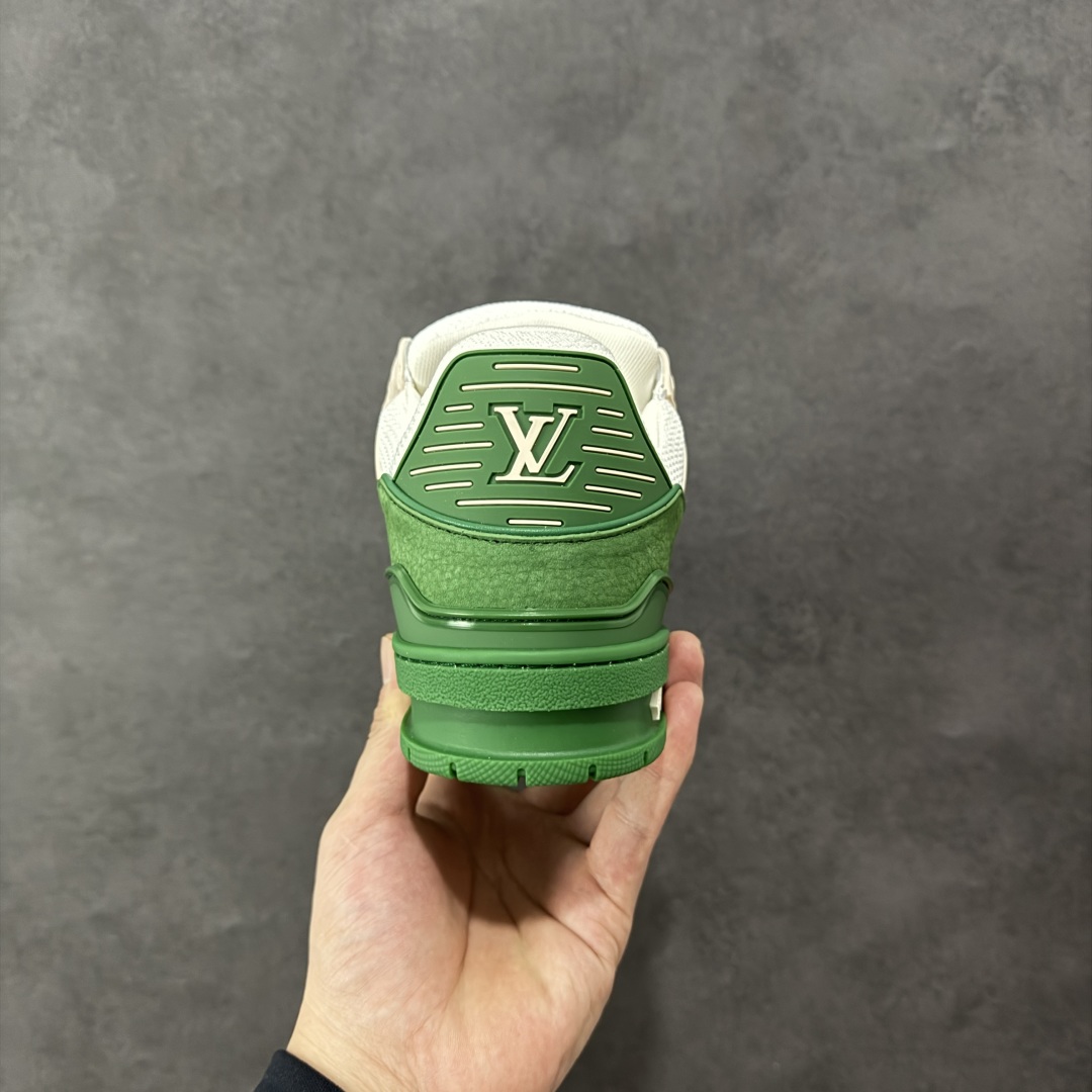 图片[4]-【广东纯原版本】LV TRAINER 新款男士运动鞋出货 本款 LV Trainer 运动鞋糅合织物网格面料和丝绒粒面牛皮革鞋面，采用碰撞色彩与材质反差，巧妙展现复古篮球鞋的灵感启发。鞋侧橡胶 LV 字母与 Vuitton 标识完善整体，繁复鞋面延续传统结构，鞋舌及后跟饰有 LV 字母标识，Monogram 花卉橡胶外底延续舒适体验。配原盒全套包装！ 顶级版本 Lv运动鞋系列 官网专柜一比一制作，各大网红明星走秀款，LV路易威登Run 55 运动鞋拼合网格面料、橡胶和粘胶等科技材质，搭配牛皮革材质，共同洋溢运动格调。Monogram 帆布后袢带等标志性元素传递品牌意趣。 工艺精湛独特 Lv运动鞋系列 尺码：35-46-选品中心