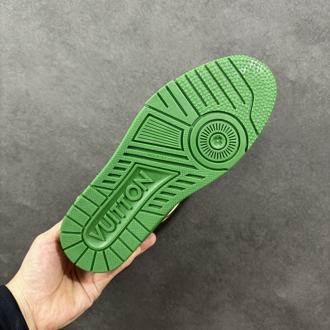 图片[9]-【广东纯原版本】LV TRAINER 新款男士运动鞋出货 本款 LV Trainer 运动鞋糅合织物网格面料和丝绒粒面牛皮革鞋面，采用碰撞色彩与材质反差，巧妙展现复古篮球鞋的灵感启发。鞋侧橡胶 LV 字母与 Vuitton 标识完善整体，繁复鞋面延续传统结构，鞋舌及后跟饰有 LV 字母标识，Monogram 花卉橡胶外底延续舒适体验。配原盒全套包装！ 顶级版本 Lv运动鞋系列 官网专柜一比一制作，各大网红明星走秀款，LV路易威登Run 55 运动鞋拼合网格面料、橡胶和粘胶等科技材质，搭配牛皮革材质，共同洋溢运动格调。Monogram 帆布后袢带等标志性元素传递品牌意趣。 工艺精湛独特 Lv运动鞋系列 尺码：35-46-选品中心