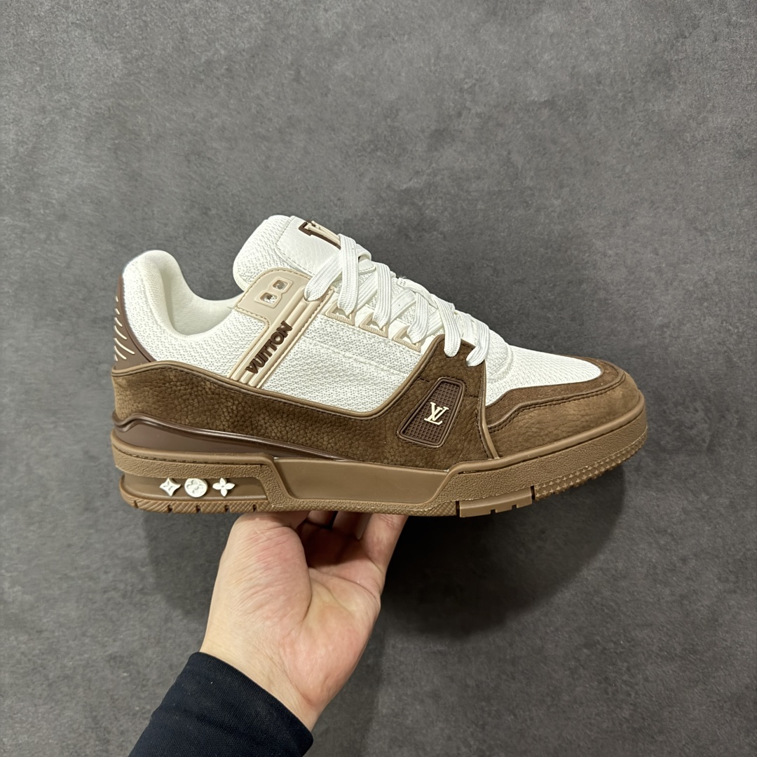 【广东纯原版本】LV TRAINER 新款男士运动鞋出货 本款 LV Trainer 运动鞋糅合织物网格面料和丝绒粒面牛皮革鞋面,采用碰撞色彩与材质反差,巧妙展现复古篮球鞋的灵感启发。鞋侧橡胶 LV 字母与 Vuitton 标识完善整体,繁复鞋面延续传统结构,鞋舌及后跟饰有 LV 字母标识,Monogram 花卉橡胶外底延续舒适体验。配原盒全套包装! 顶级版本 Lv运动鞋系列 官网专柜一比一制作,各大网红明星走秀款,LV路易威登Run 55 运动鞋拼合网格面料、橡胶和粘胶等科技材质,搭配牛皮革材质,共同洋溢运动格调。Monogram 帆布后袢带等标志性元素传递品牌意趣。 工艺精湛独特 Lv运动鞋系列 尺码:35-46-选品中心