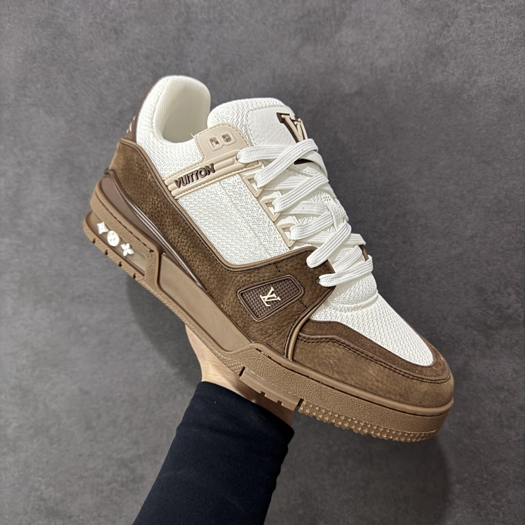 图片[3]-【广东纯原版本】LV TRAINER 新款男士运动鞋出货 本款 LV Trainer 运动鞋糅合织物网格面料和丝绒粒面牛皮革鞋面，采用碰撞色彩与材质反差，巧妙展现复古篮球鞋的灵感启发。鞋侧橡胶 LV 字母与 Vuitton 标识完善整体，繁复鞋面延续传统结构，鞋舌及后跟饰有 LV 字母标识，Monogram 花卉橡胶外底延续舒适体验。配原盒全套包装！ 顶级版本 Lv运动鞋系列 官网专柜一比一制作，各大网红明星走秀款，LV路易威登Run 55 运动鞋拼合网格面料、橡胶和粘胶等科技材质，搭配牛皮革材质，共同洋溢运动格调。Monogram 帆布后袢带等标志性元素传递品牌意趣。 工艺精湛独特 Lv运动鞋系列 尺码：35-46-选品中心