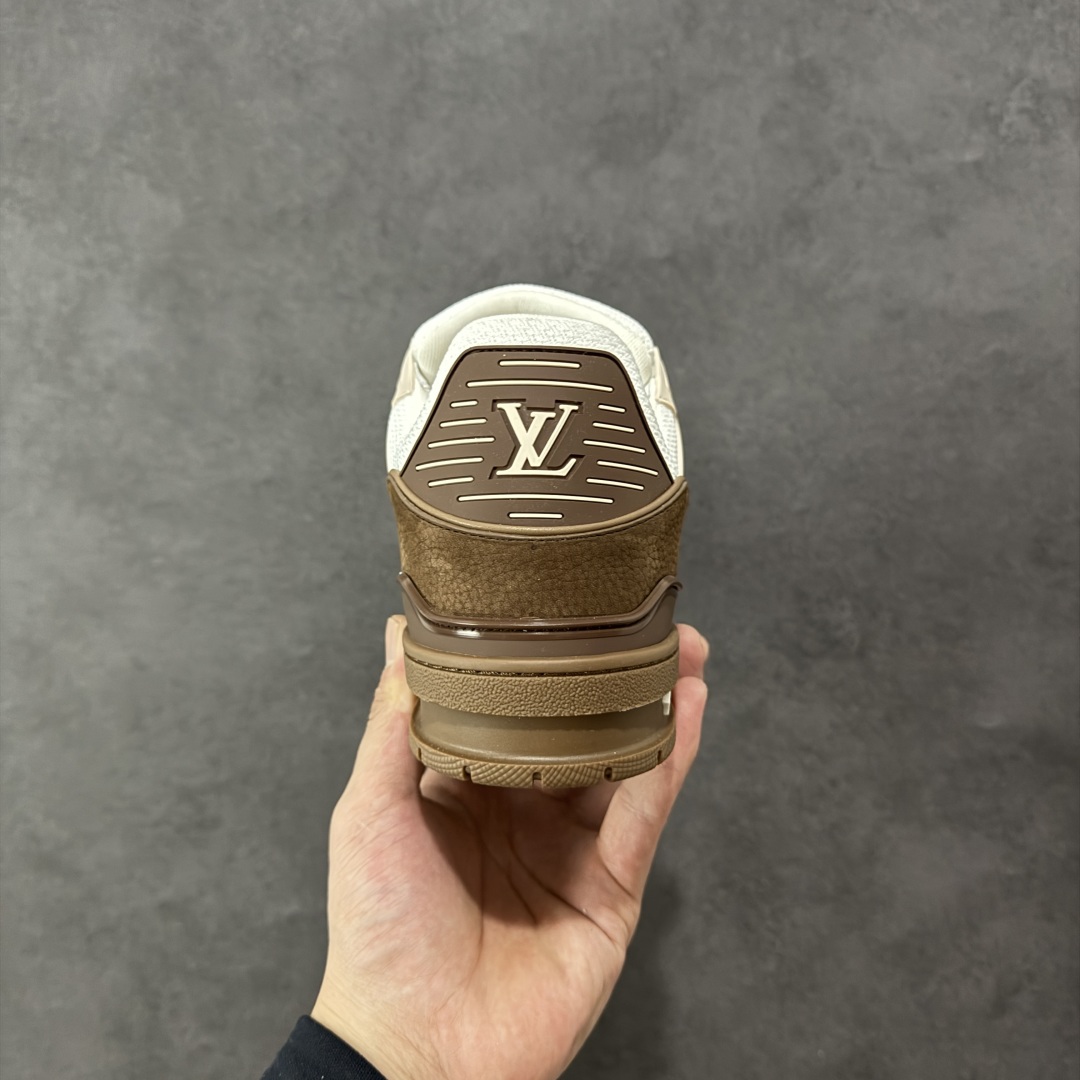图片[4]-【广东纯原版本】LV TRAINER 新款男士运动鞋出货 本款 LV Trainer 运动鞋糅合织物网格面料和丝绒粒面牛皮革鞋面，采用碰撞色彩与材质反差，巧妙展现复古篮球鞋的灵感启发。鞋侧橡胶 LV 字母与 Vuitton 标识完善整体，繁复鞋面延续传统结构，鞋舌及后跟饰有 LV 字母标识，Monogram 花卉橡胶外底延续舒适体验。配原盒全套包装！ 顶级版本 Lv运动鞋系列 官网专柜一比一制作，各大网红明星走秀款，LV路易威登Run 55 运动鞋拼合网格面料、橡胶和粘胶等科技材质，搭配牛皮革材质，共同洋溢运动格调。Monogram 帆布后袢带等标志性元素传递品牌意趣。 工艺精湛独特 Lv运动鞋系列 尺码：35-46-选品中心