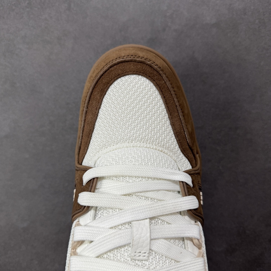 图片[8]-【广东纯原版本】LV TRAINER 新款男士运动鞋出货 本款 LV Trainer 运动鞋糅合织物网格面料和丝绒粒面牛皮革鞋面，采用碰撞色彩与材质反差，巧妙展现复古篮球鞋的灵感启发。鞋侧橡胶 LV 字母与 Vuitton 标识完善整体，繁复鞋面延续传统结构，鞋舌及后跟饰有 LV 字母标识，Monogram 花卉橡胶外底延续舒适体验。配原盒全套包装！ 顶级版本 Lv运动鞋系列 官网专柜一比一制作，各大网红明星走秀款，LV路易威登Run 55 运动鞋拼合网格面料、橡胶和粘胶等科技材质，搭配牛皮革材质，共同洋溢运动格调。Monogram 帆布后袢带等标志性元素传递品牌意趣。 工艺精湛独特 Lv运动鞋系列 尺码：35-46-选品中心