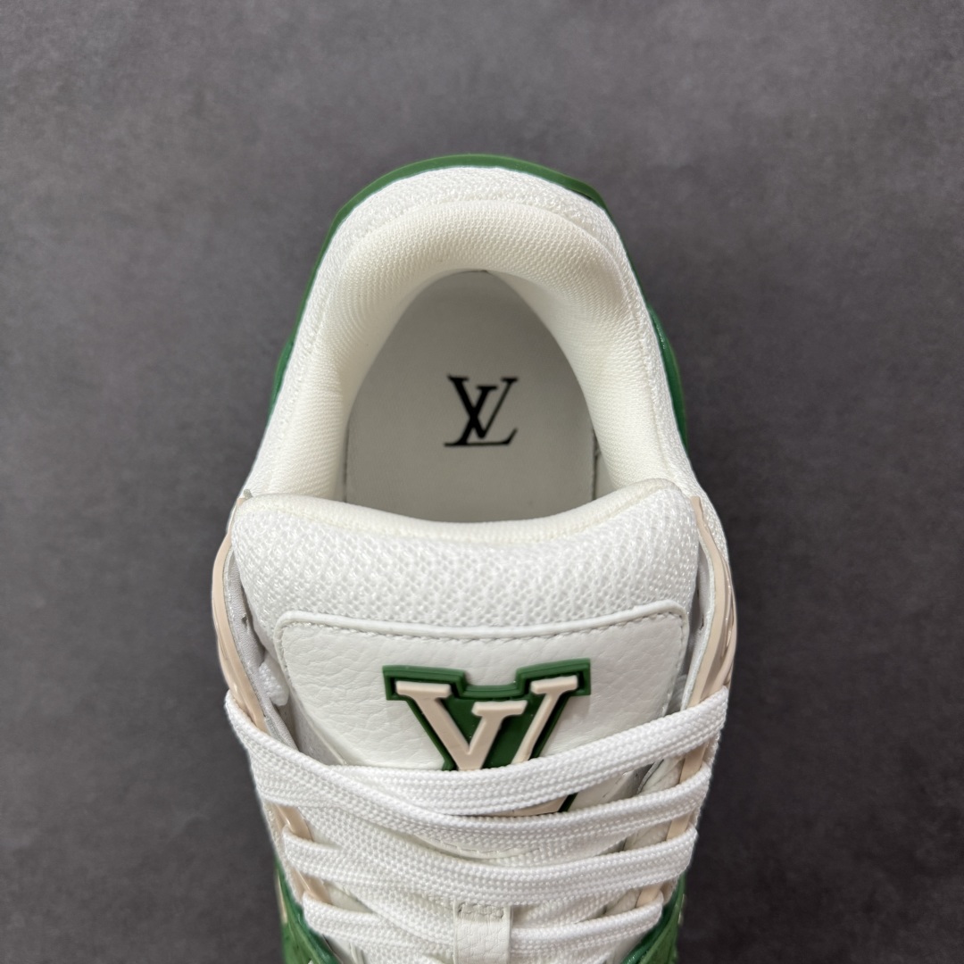 图片[7]-【广东纯原版本】LV TRAINER 新款男士运动鞋出货 本款 LV Trainer 运动鞋糅合织物网格面料和丝绒粒面牛皮革鞋面，采用碰撞色彩与材质反差，巧妙展现复古篮球鞋的灵感启发。鞋侧橡胶 LV 字母与 Vuitton 标识完善整体，繁复鞋面延续传统结构，鞋舌及后跟饰有 LV 字母标识，Monogram 花卉橡胶外底延续舒适体验。配原盒全套包装！ 顶级版本 Lv运动鞋系列 官网专柜一比一制作，各大网红明星走秀款，LV路易威登Run 55 运动鞋拼合网格面料、橡胶和粘胶等科技材质，搭配牛皮革材质，共同洋溢运动格调。Monogram 帆布后袢带等标志性元素传递品牌意趣。 工艺精湛独特 Lv运动鞋系列 尺码：35-46-选品中心