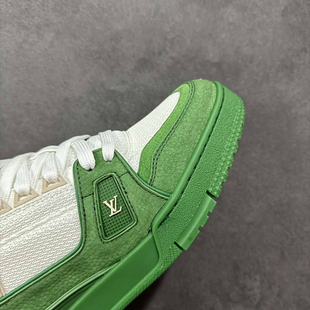 图片[5]-【广东纯原版本】LV TRAINER 新款男士运动鞋出货 本款 LV Trainer 运动鞋糅合织物网格面料和丝绒粒面牛皮革鞋面，采用碰撞色彩与材质反差，巧妙展现复古篮球鞋的灵感启发。鞋侧橡胶 LV 字母与 Vuitton 标识完善整体，繁复鞋面延续传统结构，鞋舌及后跟饰有 LV 字母标识，Monogram 花卉橡胶外底延续舒适体验。配原盒全套包装！ 顶级版本 Lv运动鞋系列 官网专柜一比一制作，各大网红明星走秀款，LV路易威登Run 55 运动鞋拼合网格面料、橡胶和粘胶等科技材质，搭配牛皮革材质，共同洋溢运动格调。Monogram 帆布后袢带等标志性元素传递品牌意趣。 工艺精湛独特 Lv运动鞋系列 尺码：35-46-选品中心