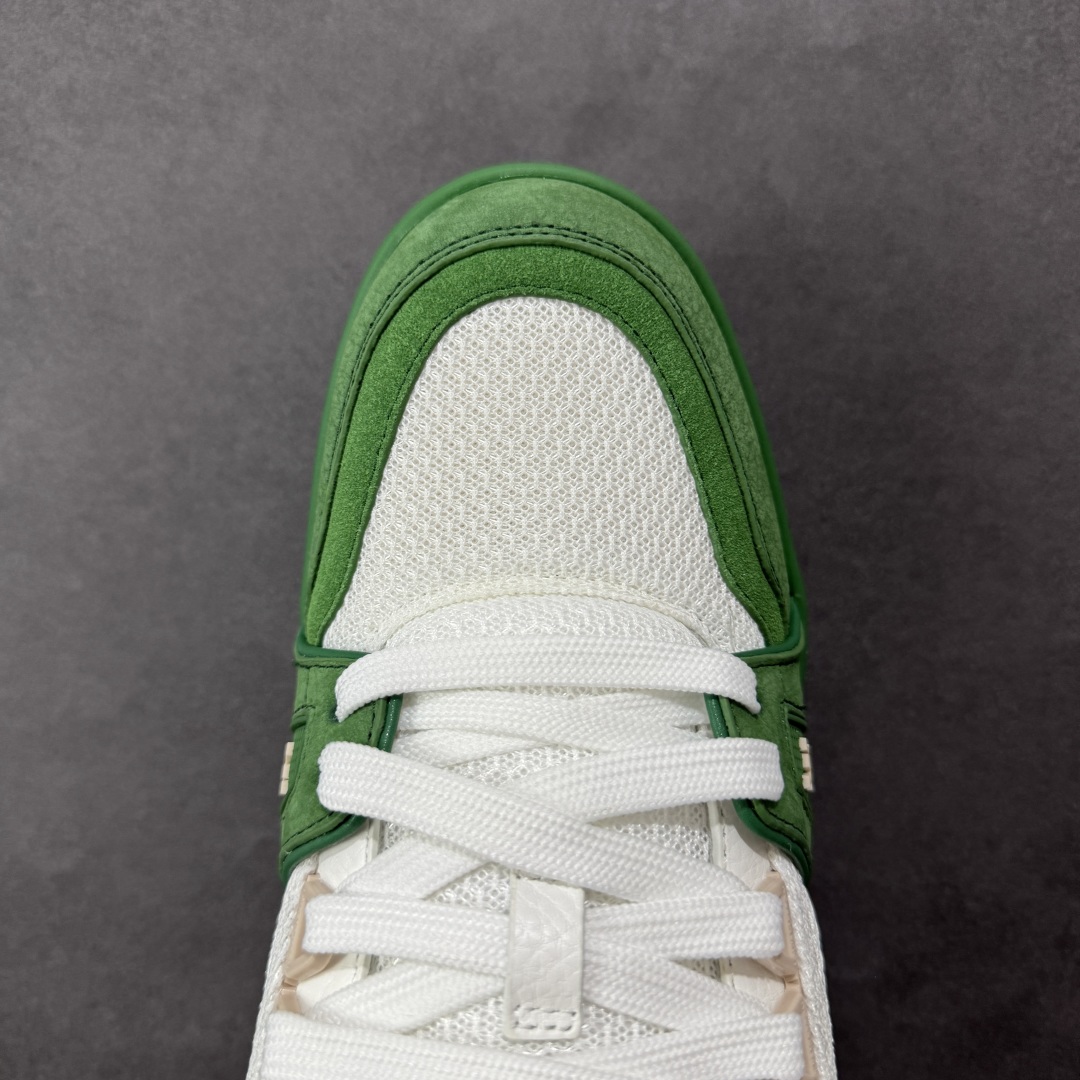 图片[8]-【广东纯原版本】LV TRAINER 新款男士运动鞋出货 本款 LV Trainer 运动鞋糅合织物网格面料和丝绒粒面牛皮革鞋面，采用碰撞色彩与材质反差，巧妙展现复古篮球鞋的灵感启发。鞋侧橡胶 LV 字母与 Vuitton 标识完善整体，繁复鞋面延续传统结构，鞋舌及后跟饰有 LV 字母标识，Monogram 花卉橡胶外底延续舒适体验。配原盒全套包装！ 顶级版本 Lv运动鞋系列 官网专柜一比一制作，各大网红明星走秀款，LV路易威登Run 55 运动鞋拼合网格面料、橡胶和粘胶等科技材质，搭配牛皮革材质，共同洋溢运动格调。Monogram 帆布后袢带等标志性元素传递品牌意趣。 工艺精湛独特 Lv运动鞋系列 尺码：35-46-选品中心