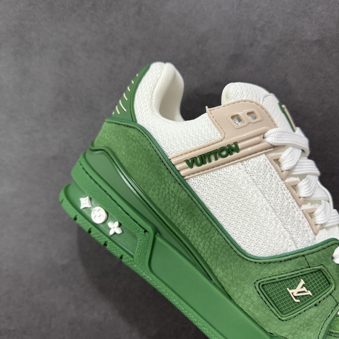 图片[6]-【广东纯原版本】LV TRAINER 新款男士运动鞋出货 本款 LV Trainer 运动鞋糅合织物网格面料和丝绒粒面牛皮革鞋面，采用碰撞色彩与材质反差，巧妙展现复古篮球鞋的灵感启发。鞋侧橡胶 LV 字母与 Vuitton 标识完善整体，繁复鞋面延续传统结构，鞋舌及后跟饰有 LV 字母标识，Monogram 花卉橡胶外底延续舒适体验。配原盒全套包装！ 顶级版本 Lv运动鞋系列 官网专柜一比一制作，各大网红明星走秀款，LV路易威登Run 55 运动鞋拼合网格面料、橡胶和粘胶等科技材质，搭配牛皮革材质，共同洋溢运动格调。Monogram 帆布后袢带等标志性元素传递品牌意趣。 工艺精湛独特 Lv运动鞋系列 尺码：35-46-选品中心