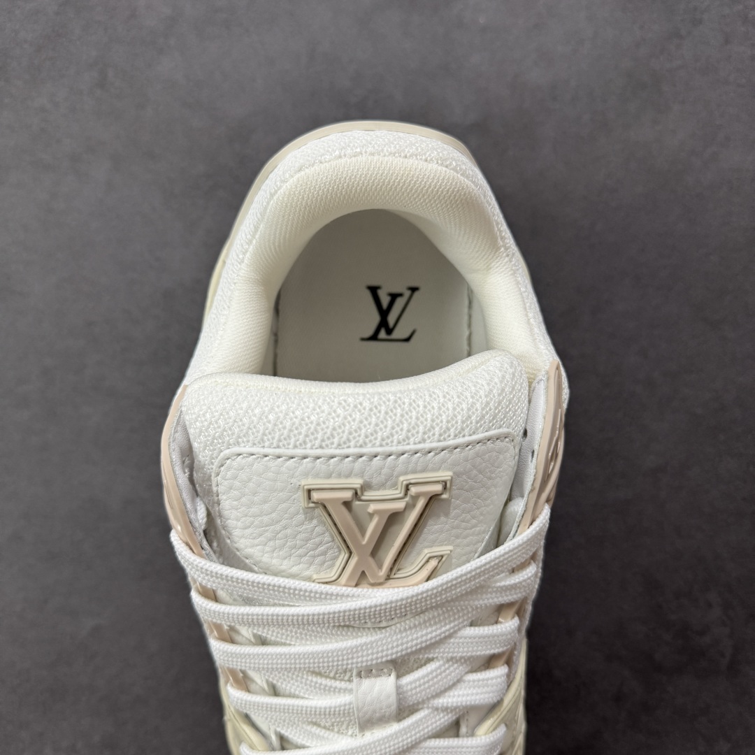 图片[7]-【广东纯原版本】LV TRAINER 新款男士运动鞋出货 本款 LV Trainer 运动鞋糅合织物网格面料和丝绒粒面牛皮革鞋面，采用碰撞色彩与材质反差，巧妙展现复古篮球鞋的灵感启发。鞋侧橡胶 LV 字母与 Vuitton 标识完善整体，繁复鞋面延续传统结构，鞋舌及后跟饰有 LV 字母标识，Monogram 花卉橡胶外底延续舒适体验。配原盒全套包装！ 顶级版本 Lv运动鞋系列 官网专柜一比一制作，各大网红明星走秀款，LV路易威登Run 55 运动鞋拼合网格面料、橡胶和粘胶等科技材质，搭配牛皮革材质，共同洋溢运动格调。Monogram 帆布后袢带等标志性元素传递品牌意趣。 工艺精湛独特 Lv运动鞋系列 尺码：35-46-选品中心