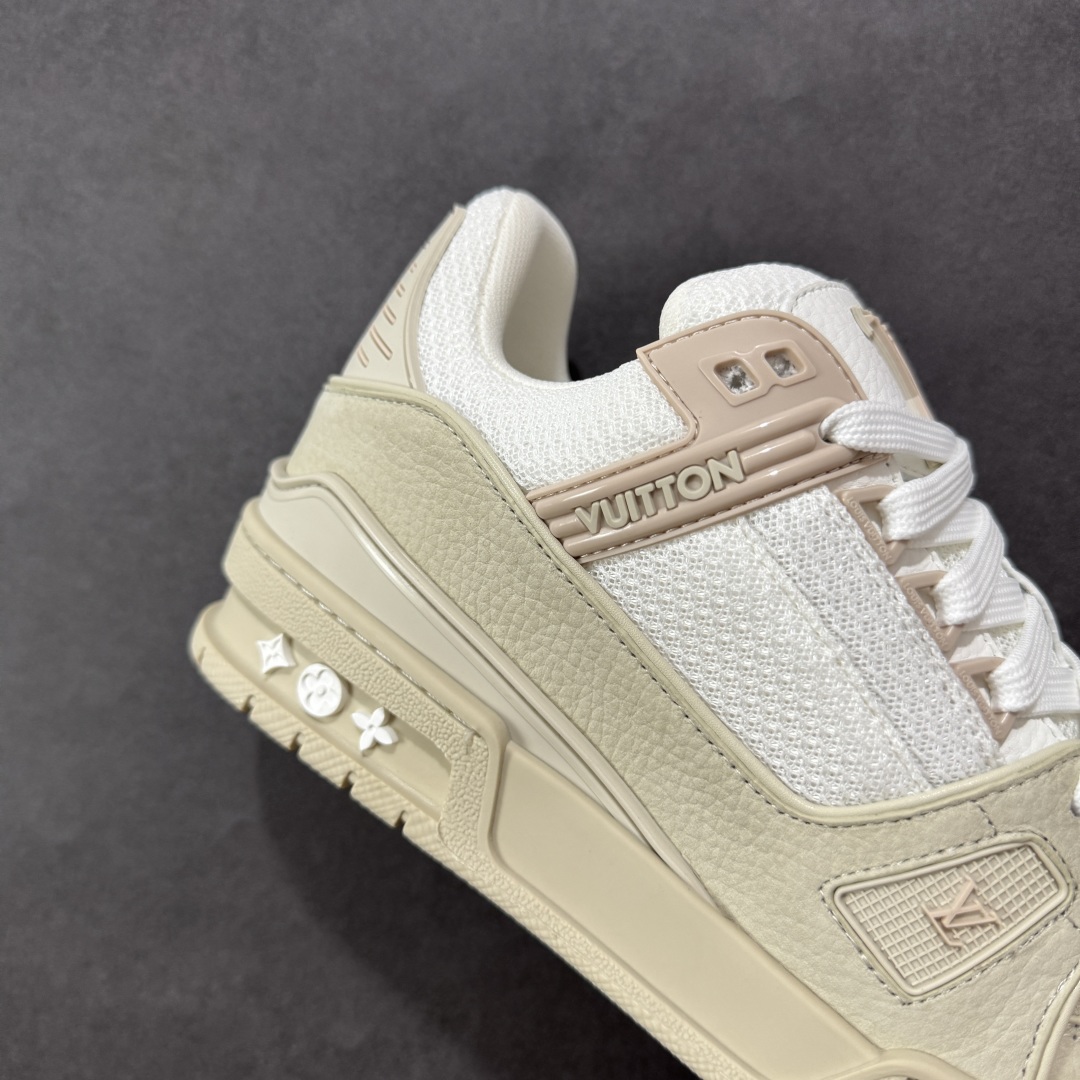 图片[6]-【广东纯原版本】LV TRAINER 新款男士运动鞋出货 本款 LV Trainer 运动鞋糅合织物网格面料和丝绒粒面牛皮革鞋面，采用碰撞色彩与材质反差，巧妙展现复古篮球鞋的灵感启发。鞋侧橡胶 LV 字母与 Vuitton 标识完善整体，繁复鞋面延续传统结构，鞋舌及后跟饰有 LV 字母标识，Monogram 花卉橡胶外底延续舒适体验。配原盒全套包装！ 顶级版本 Lv运动鞋系列 官网专柜一比一制作，各大网红明星走秀款，LV路易威登Run 55 运动鞋拼合网格面料、橡胶和粘胶等科技材质，搭配牛皮革材质，共同洋溢运动格调。Monogram 帆布后袢带等标志性元素传递品牌意趣。 工艺精湛独特 Lv运动鞋系列 尺码：35-46-选品中心