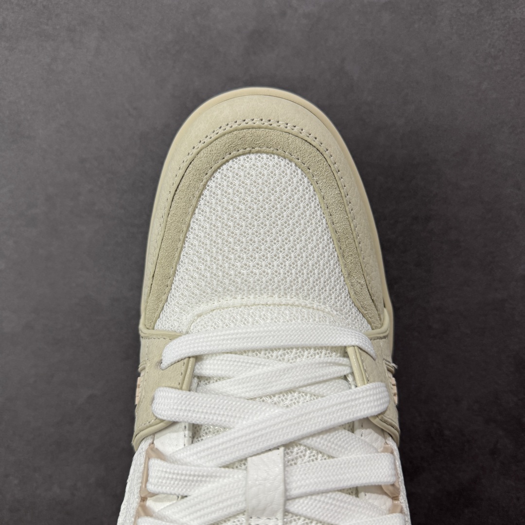 图片[8]-【广东纯原版本】LV TRAINER 新款男士运动鞋出货 本款 LV Trainer 运动鞋糅合织物网格面料和丝绒粒面牛皮革鞋面，采用碰撞色彩与材质反差，巧妙展现复古篮球鞋的灵感启发。鞋侧橡胶 LV 字母与 Vuitton 标识完善整体，繁复鞋面延续传统结构，鞋舌及后跟饰有 LV 字母标识，Monogram 花卉橡胶外底延续舒适体验。配原盒全套包装！ 顶级版本 Lv运动鞋系列 官网专柜一比一制作，各大网红明星走秀款，LV路易威登Run 55 运动鞋拼合网格面料、橡胶和粘胶等科技材质，搭配牛皮革材质，共同洋溢运动格调。Monogram 帆布后袢带等标志性元素传递品牌意趣。 工艺精湛独特 Lv运动鞋系列 尺码：35-46-选品中心