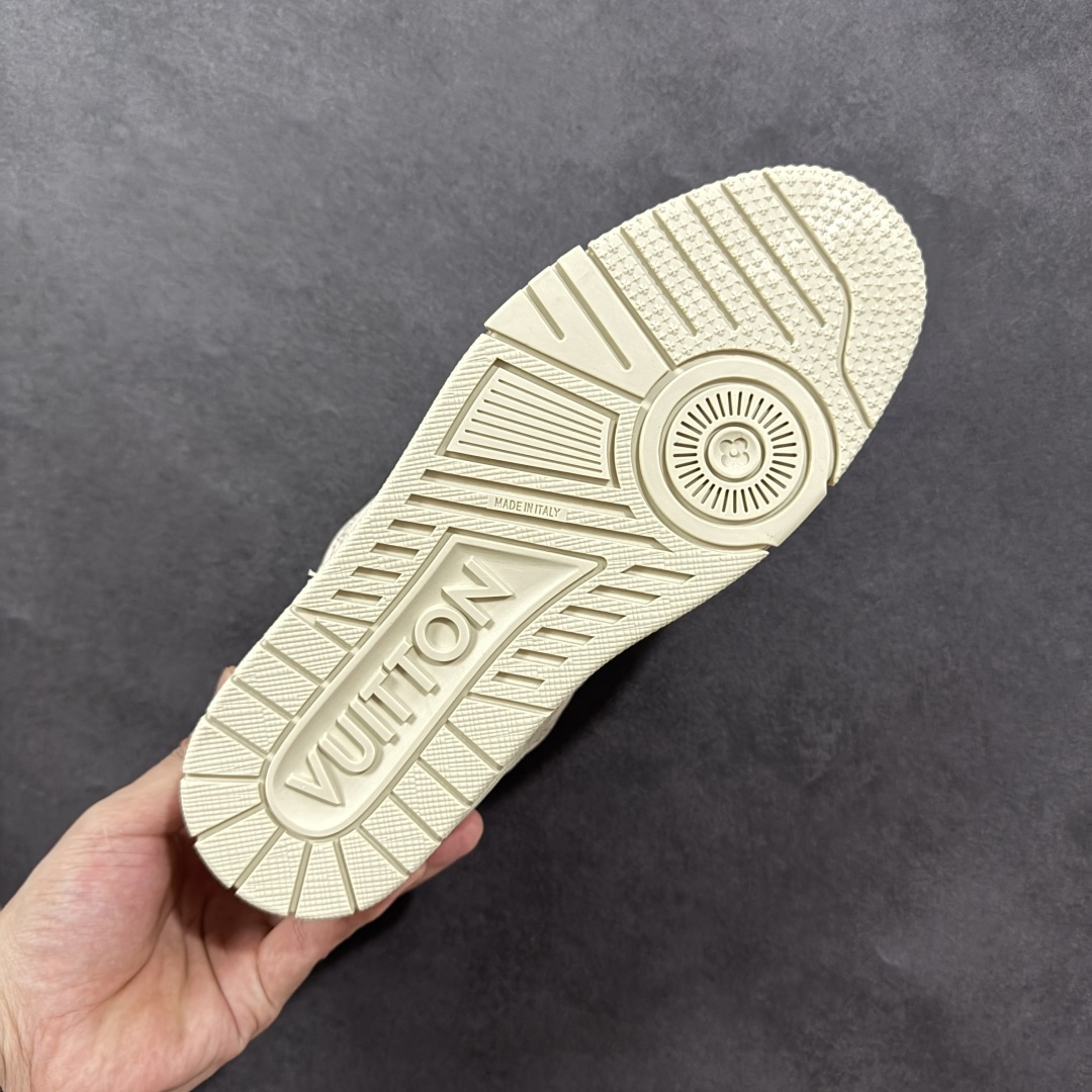 图片[9]-【广东纯原版本】LV TRAINER 新款男士运动鞋出货 本款 LV Trainer 运动鞋糅合织物网格面料和丝绒粒面牛皮革鞋面，采用碰撞色彩与材质反差，巧妙展现复古篮球鞋的灵感启发。鞋侧橡胶 LV 字母与 Vuitton 标识完善整体，繁复鞋面延续传统结构，鞋舌及后跟饰有 LV 字母标识，Monogram 花卉橡胶外底延续舒适体验。配原盒全套包装！ 顶级版本 Lv运动鞋系列 官网专柜一比一制作，各大网红明星走秀款，LV路易威登Run 55 运动鞋拼合网格面料、橡胶和粘胶等科技材质，搭配牛皮革材质，共同洋溢运动格调。Monogram 帆布后袢带等标志性元素传递品牌意趣。 工艺精湛独特 Lv运动鞋系列 尺码：35-46-选品中心