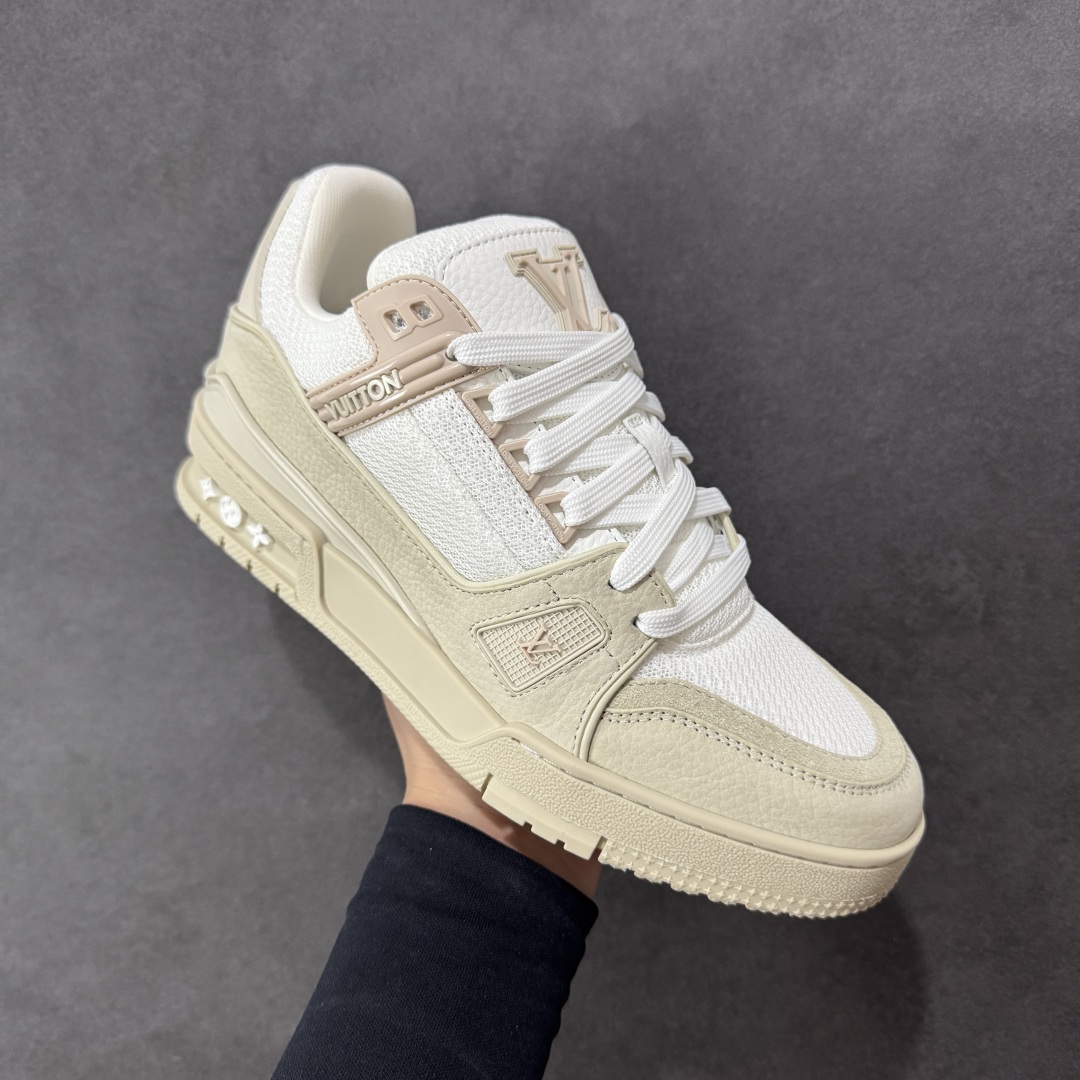 图片[3]-【广东纯原版本】LV TRAINER 新款男士运动鞋出货 本款 LV Trainer 运动鞋糅合织物网格面料和丝绒粒面牛皮革鞋面，采用碰撞色彩与材质反差，巧妙展现复古篮球鞋的灵感启发。鞋侧橡胶 LV 字母与 Vuitton 标识完善整体，繁复鞋面延续传统结构，鞋舌及后跟饰有 LV 字母标识，Monogram 花卉橡胶外底延续舒适体验。配原盒全套包装！ 顶级版本 Lv运动鞋系列 官网专柜一比一制作，各大网红明星走秀款，LV路易威登Run 55 运动鞋拼合网格面料、橡胶和粘胶等科技材质，搭配牛皮革材质，共同洋溢运动格调。Monogram 帆布后袢带等标志性元素传递品牌意趣。 工艺精湛独特 Lv运动鞋系列 尺码：35-46-选品中心