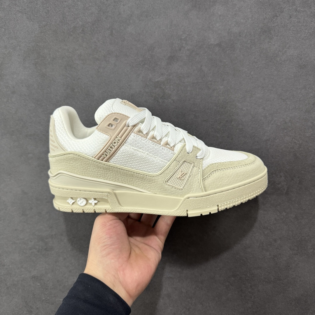 【广东纯原版本】LV TRAINER 新款男士运动鞋出货 本款 LV Trainer 运动鞋糅合织物网格面料和丝绒粒面牛皮革鞋面,采用碰撞色彩与材质反差,巧妙展现复古篮球鞋的灵感启发。鞋侧橡胶 LV 字母与 Vuitton 标识完善整体,繁复鞋面延续传统结构,鞋舌及后跟饰有 LV 字母标识,Monogram 花卉橡胶外底延续舒适体验。配原盒全套包装! 顶级版本 Lv运动鞋系列 官网专柜一比一制作,各大网红明星走秀款,LV路易威登Run 55 运动鞋拼合网格面料、橡胶和粘胶等科技材质,搭配牛皮革材质,共同洋溢运动格调。Monogram 帆布后袢带等标志性元素传递品牌意趣。 工艺精湛独特 Lv运动鞋系列 尺码:35-46-选品中心