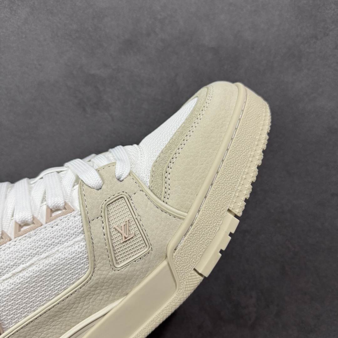 图片[5]-【广东纯原版本】LV TRAINER 新款男士运动鞋出货 本款 LV Trainer 运动鞋糅合织物网格面料和丝绒粒面牛皮革鞋面，采用碰撞色彩与材质反差，巧妙展现复古篮球鞋的灵感启发。鞋侧橡胶 LV 字母与 Vuitton 标识完善整体，繁复鞋面延续传统结构，鞋舌及后跟饰有 LV 字母标识，Monogram 花卉橡胶外底延续舒适体验。配原盒全套包装！ 顶级版本 Lv运动鞋系列 官网专柜一比一制作，各大网红明星走秀款，LV路易威登Run 55 运动鞋拼合网格面料、橡胶和粘胶等科技材质，搭配牛皮革材质，共同洋溢运动格调。Monogram 帆布后袢带等标志性元素传递品牌意趣。 工艺精湛独特 Lv运动鞋系列 尺码：35-46-选品中心