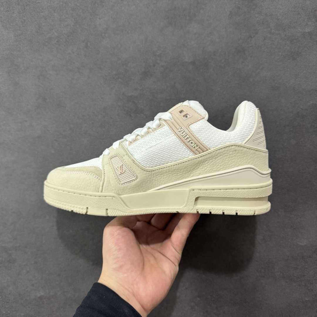 图片[2]-【广东纯原版本】LV TRAINER 新款男士运动鞋出货 本款 LV Trainer 运动鞋糅合织物网格面料和丝绒粒面牛皮革鞋面，采用碰撞色彩与材质反差，巧妙展现复古篮球鞋的灵感启发。鞋侧橡胶 LV 字母与 Vuitton 标识完善整体，繁复鞋面延续传统结构，鞋舌及后跟饰有 LV 字母标识，Monogram 花卉橡胶外底延续舒适体验。配原盒全套包装！ 顶级版本 Lv运动鞋系列 官网专柜一比一制作，各大网红明星走秀款，LV路易威登Run 55 运动鞋拼合网格面料、橡胶和粘胶等科技材质，搭配牛皮革材质，共同洋溢运动格调。Monogram 帆布后袢带等标志性元素传递品牌意趣。 工艺精湛独特 Lv运动鞋系列 尺码：35-46-选品中心