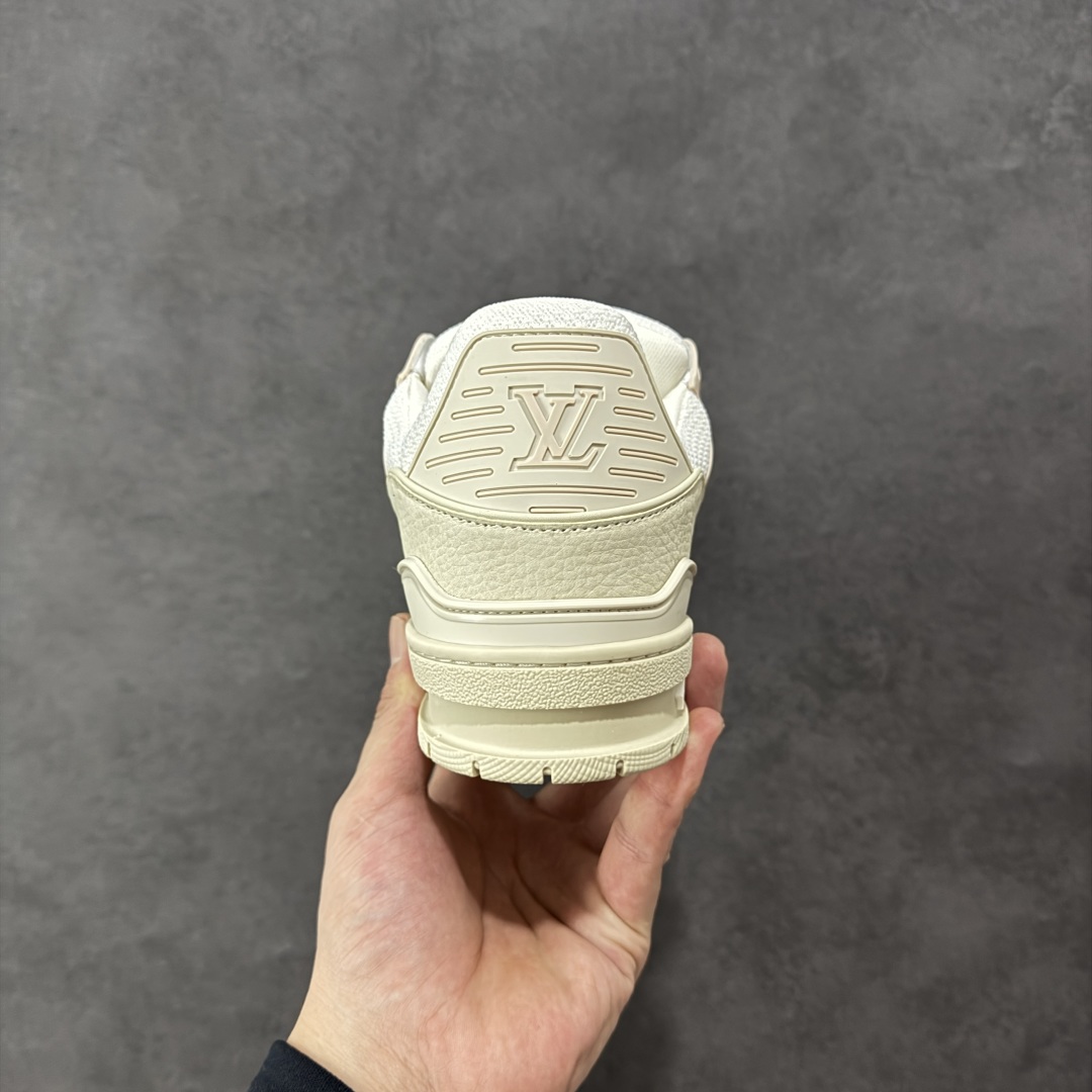 图片[4]-【广东纯原版本】LV TRAINER 新款男士运动鞋出货 本款 LV Trainer 运动鞋糅合织物网格面料和丝绒粒面牛皮革鞋面，采用碰撞色彩与材质反差，巧妙展现复古篮球鞋的灵感启发。鞋侧橡胶 LV 字母与 Vuitton 标识完善整体，繁复鞋面延续传统结构，鞋舌及后跟饰有 LV 字母标识，Monogram 花卉橡胶外底延续舒适体验。配原盒全套包装！ 顶级版本 Lv运动鞋系列 官网专柜一比一制作，各大网红明星走秀款，LV路易威登Run 55 运动鞋拼合网格面料、橡胶和粘胶等科技材质，搭配牛皮革材质，共同洋溢运动格调。Monogram 帆布后袢带等标志性元素传递品牌意趣。 工艺精湛独特 Lv运动鞋系列 尺码：35-46-选品中心