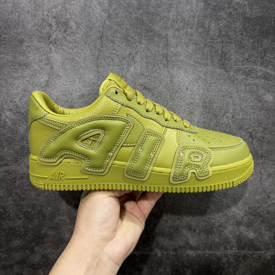 【S2纯原】CPFM x NK Air Force 1 Low 空军一号系列低帮 S2纯原生产线出品 经典百搭休闲运动板鞋“联名放大补丁字母”近日,A$AP Bari 在其官方社交媒体上预告了 Cactus Plant Flea Market(CPFM) 和 Nike Air Force 1 Low 的全新配色。 #此次全新推出的紫色和苔藓绿配色,保留了原始黑白版本的标志性风格,均采用皮革鞋面、尼龙鞋舌、带有反光底衬的「AIR SUNSHINE」及同色 AF1 橡胶鞋底。 货号:FQ7069-300 尺码:36 36.5 37.5 38 38.5 39 40 40.5 41 42 42.5 43 44 44.5 45 46 47.5-选品中心