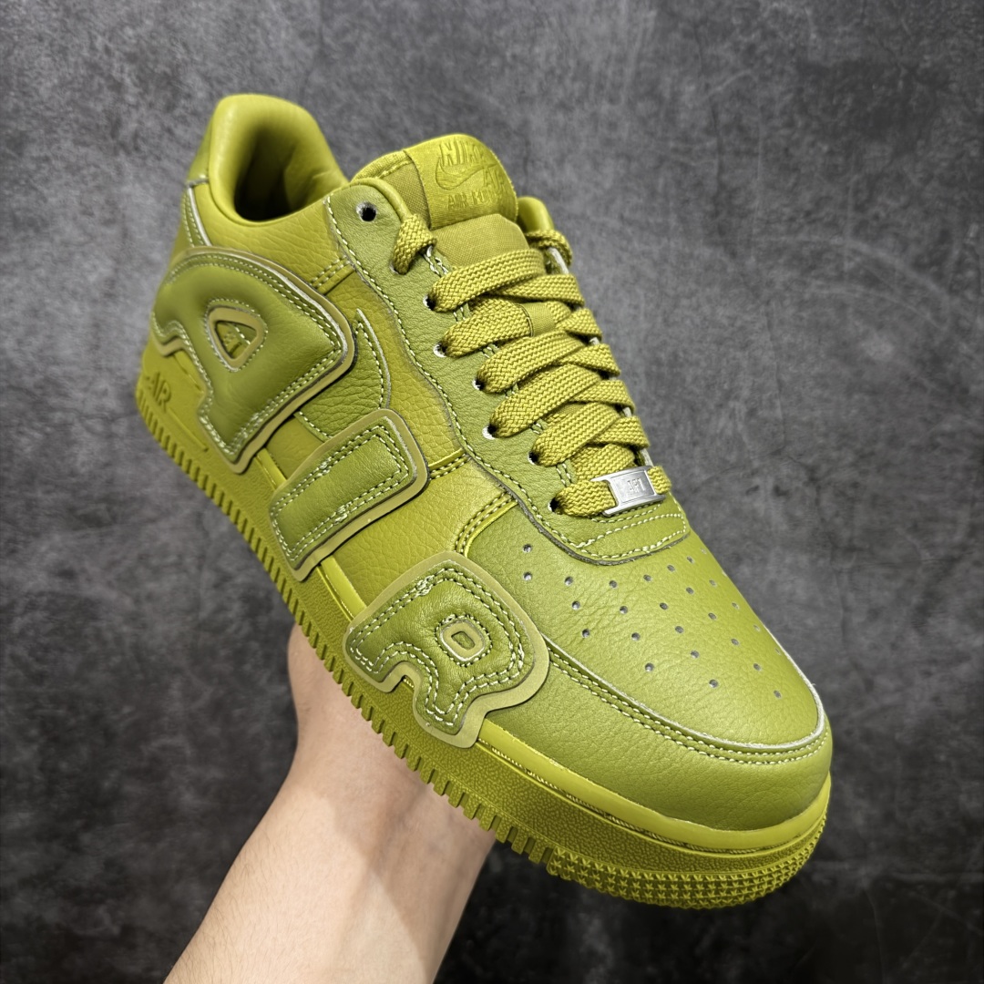 图片[3]-【S2纯原】CPFM x NK Air Force 1 Low 空军一号系列低帮 S2纯原生产线出品 经典百搭休闲运动板鞋“联名放大补丁字母”近日，A$AP Bari 在其官方社交媒体上预告了 Cactus Plant Flea Market(CPFM) 和 Nike Air Force 1 Low 的全新配色。 #此次全新推出的紫色和苔藓绿配色，保留了原始黑白版本的标志性风格，均采用皮革鞋面、尼龙鞋舌、带有反光底衬的「AIR SUNSHINE」及同色 AF1 橡胶鞋底。 货号：FQ7069-300 尺码：36 36.5 37.5 38 38.5 39 40 40.5 41 42 42.5 43 44 44.5 45 46 47.5-选品中心