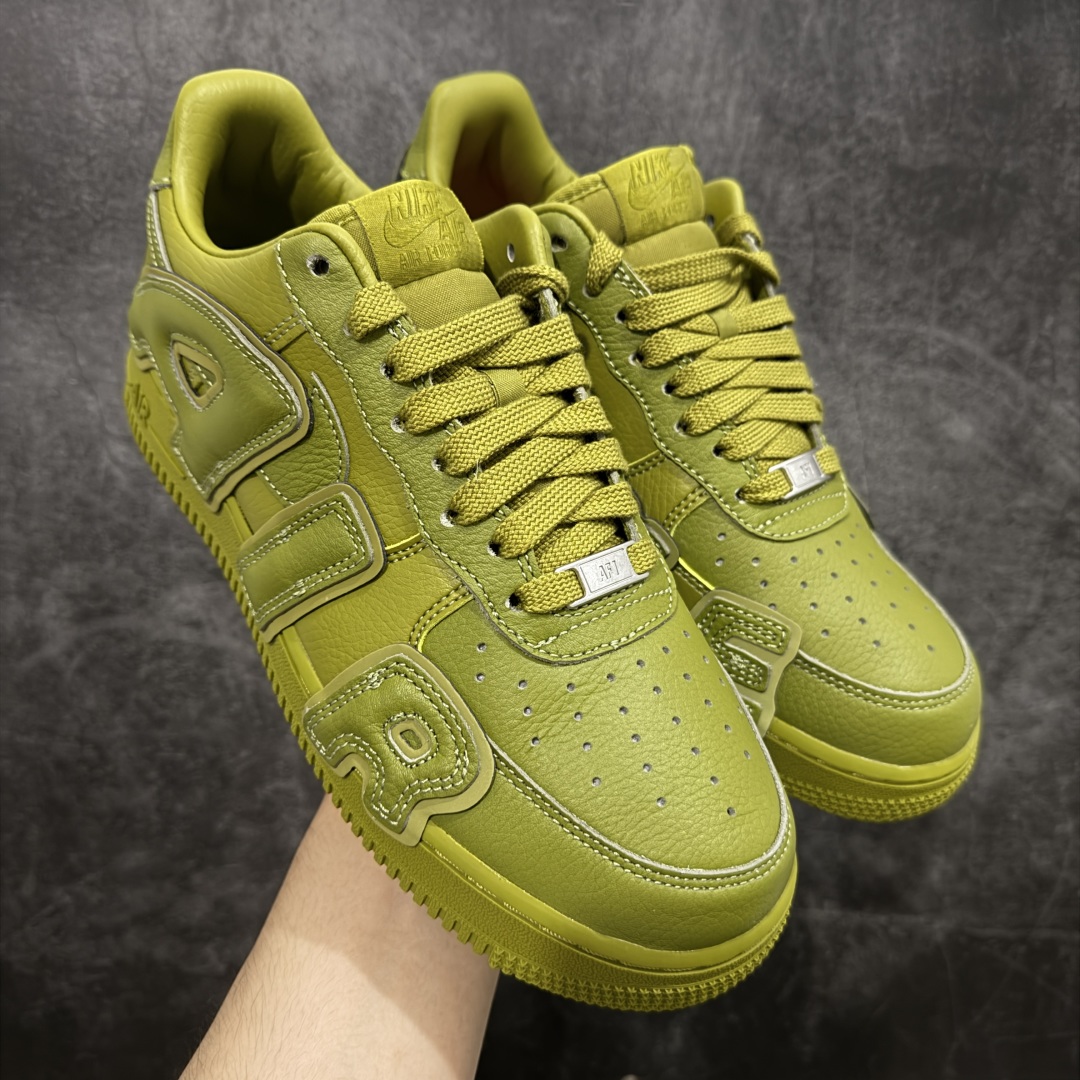 【S2纯原】CPFM x NK Air Force 1 Low 空军一号系列低帮 S2纯原生产线出品 经典百搭休闲运动板鞋“联名放大补丁字母”近日，A$AP Bari 在其官方社交媒体上预告了 Cactus Plant Flea Market(CPFM) 和 Nike Air Force 1 Low 的全新配色。 #此次全新推出的紫色和苔藓绿配色，保留了原始黑白版本的标志性风格，均采用皮革鞋面、尼龙鞋舌、带有反光底衬的「AIR SUNSHINE」及同色 AF1 橡胶鞋底。 货号：FQ7069-300 尺码：36 36.5 37.5 38 38.5 39 40 40.5 41 42 42.5 43 44 44.5 45 46 47.5-选品中心