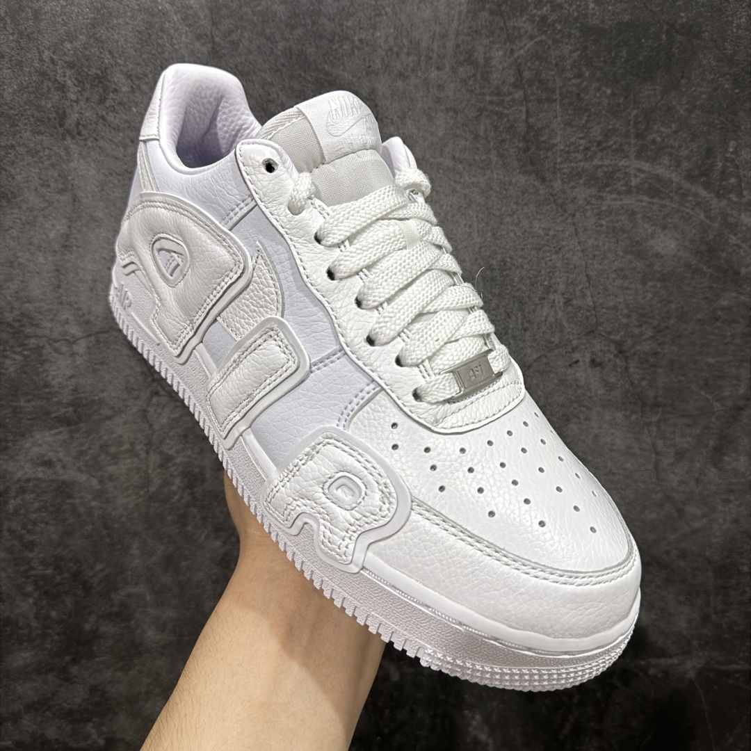 图片[3]-【S2纯原】CPFM x NK Air Force 1 Low 空军一号系列低帮 S2纯原生产线出品 经典百搭休闲运动板鞋“联名放大补丁字母”近日，A$AP Bari 在其官方社交媒体上预告了 Cactus Plant Flea Market(CPFM) 和 Nike Air Force 1 Low 的全新配色。 #此次全新推出的紫色和苔藓绿配色，保留了原始黑白版本的标志性风格，均采用皮革鞋面、尼龙鞋舌、带有反光底衬的「AIR SUNSHINE」及同色 AF1 橡胶鞋底。 货号：FQ7069-100 尺码：39 40 40.5 41 42 42.5 43 44 44.5 45 46 47.5-选品中心