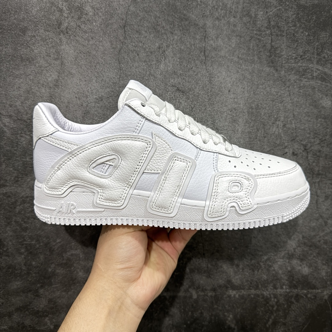 【S2纯原】CPFM x NK Air Force 1 Low 空军一号系列低帮 S2纯原生产线出品 经典百搭休闲运动板鞋“联名放大补丁字母”近日,A$AP Bari 在其官方社交媒体上预告了 Cactus Plant Flea Market(CPFM) 和 Nike Air Force 1 Low 的全新配色。 #此次全新推出的紫色和苔藓绿配色,保留了原始黑白版本的标志性风格,均采用皮革鞋面、尼龙鞋舌、带有反光底衬的「AIR SUNSHINE」及同色 AF1 橡胶鞋底。 货号:FQ7069-100 尺码:39 40 40.5 41 42 42.5 43 44 44.5 45 46 47.5-选品中心