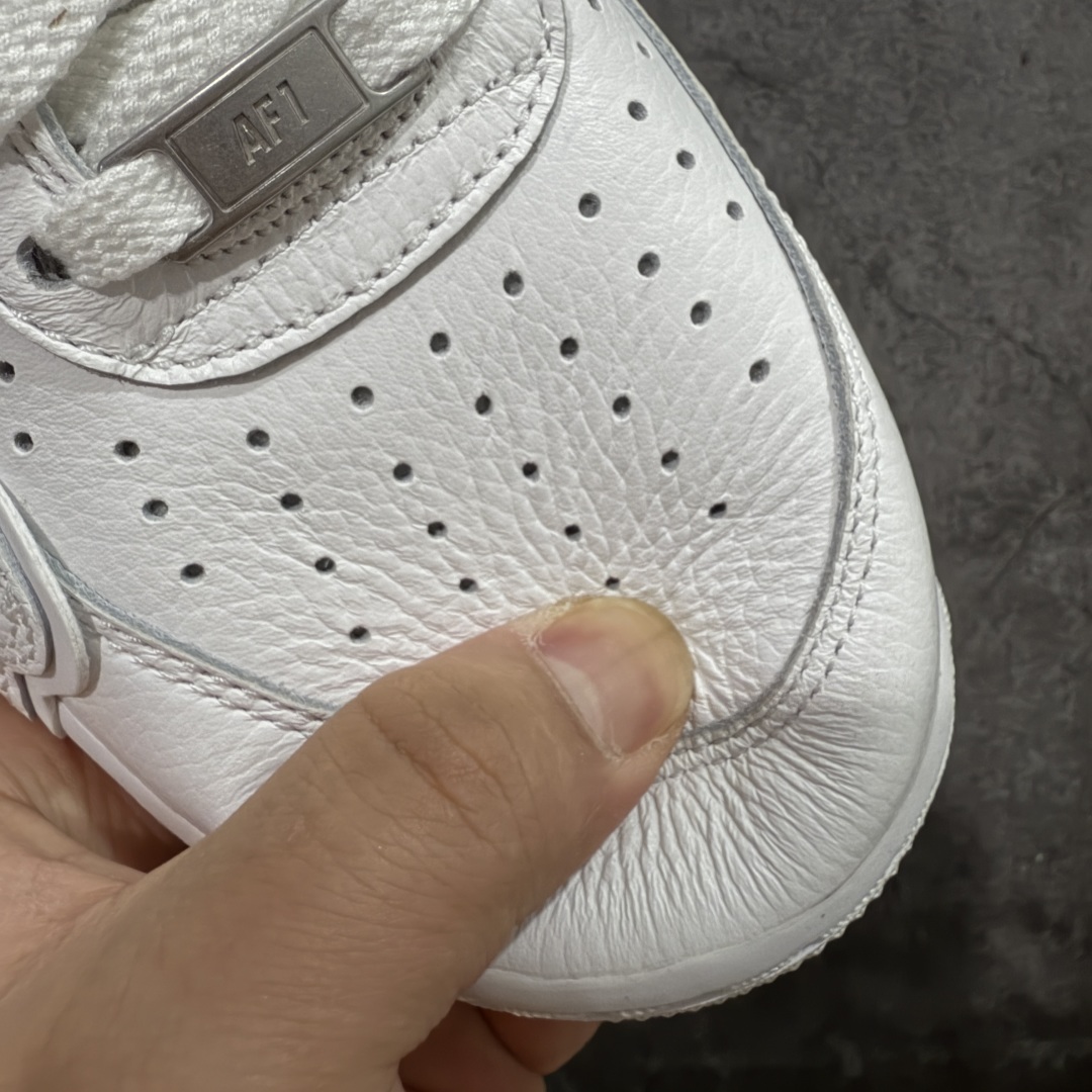 图片[4]-【S2纯原】CPFM x NK Air Force 1 Low 空军一号系列低帮 S2纯原生产线出品 经典百搭休闲运动板鞋“联名放大补丁字母”近日，A$AP Bari 在其官方社交媒体上预告了 Cactus Plant Flea Market(CPFM) 和 Nike Air Force 1 Low 的全新配色。 #此次全新推出的紫色和苔藓绿配色，保留了原始黑白版本的标志性风格，均采用皮革鞋面、尼龙鞋舌、带有反光底衬的「AIR SUNSHINE」及同色 AF1 橡胶鞋底。 货号：FQ7069-100 尺码：39 40 40.5 41 42 42.5 43 44 44.5 45 46 47.5-选品中心