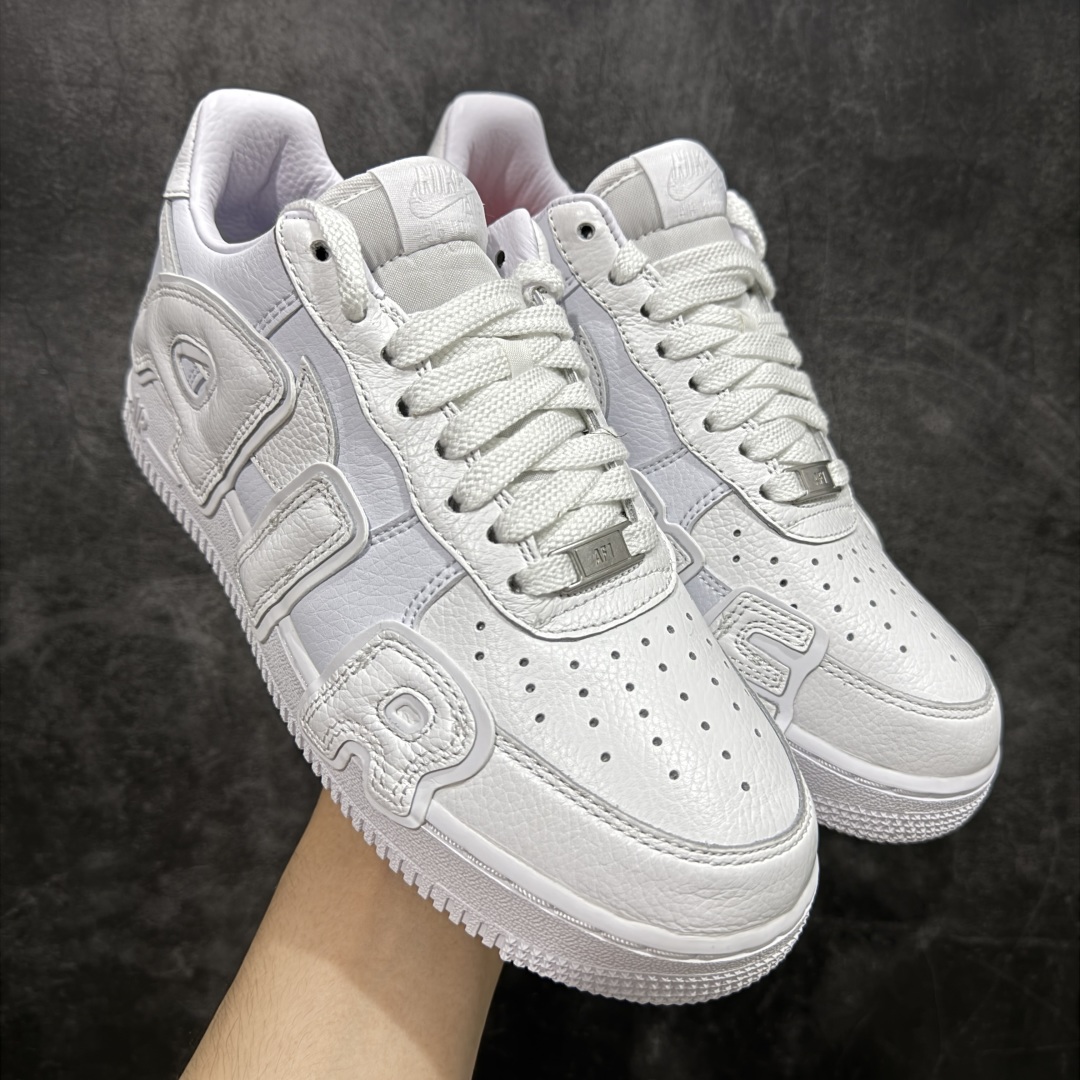 【S2纯原】CPFM x NK Air Force 1 Low 空军一号系列低帮 S2纯原生产线出品 经典百搭休闲运动板鞋“联名放大补丁字母”近日，A$AP Bari 在其官方社交媒体上预告了 Cactus Plant Flea Market(CPFM) 和 Nike Air Force 1 Low 的全新配色。 #此次全新推出的紫色和苔藓绿配色，保留了原始黑白版本的标志性风格，均采用皮革鞋面、尼龙鞋舌、带有反光底衬的「AIR SUNSHINE」及同色 AF1 橡胶鞋底。 货号：FQ7069-100 尺码：39 40 40.5 41 42 42.5 43 44 44.5 45 46 47.5-选品中心