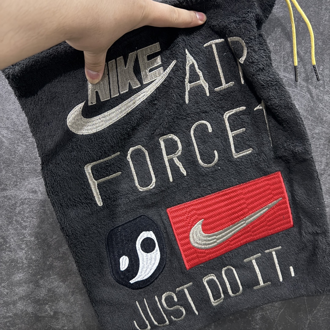 图片[9]-【S2纯原】CPFM x NK Air Force 1 Low 空军一号系列低帮 S2纯原生产线出品 经典百搭休闲运动板鞋“联名放大补丁字母”近日，A$AP Bari 在其官方社交媒体上预告了 Cactus Plant Flea Market(CPFM) 和 Nike Air Force 1 Low 的全新配色。 #此次全新推出的紫色和苔藓绿配色，保留了原始黑白版本的标志性风格，均采用皮革鞋面、尼龙鞋舌、带有反光底衬的「AIR SUNSHINE」及同色 AF1 橡胶鞋底。 货号：FQ7069-100 尺码：39 40 40.5 41 42 42.5 43 44 44.5 45 46 47.5-选品中心