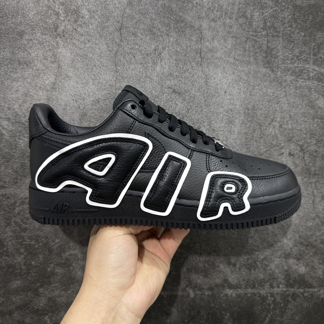 【S2纯原】CPFM x NK Air Force 1 07 Low 空军一号系列低帮 S2纯原生产线出品 经典百搭休闲运动板鞋“联名放大补丁字母”近日,A$AP Bari 在其官方社交媒体上预告了 Cactus Plant Flea Market(CPFM) 和 Nike Air Force 1 Low 的全新配色。 #此次全新推出的紫色和苔藓绿配色,保留了原始黑白版本的标志性风格,均采用皮革鞋面、尼龙鞋舌、带有反光底衬的「AIR SUNSHINE」及同色 AF1 橡胶鞋底。 货号:DC4457-001 尺码:39 40 40.5 41 42 42.5 43 44 44.5 45 46 47.5-选品中心