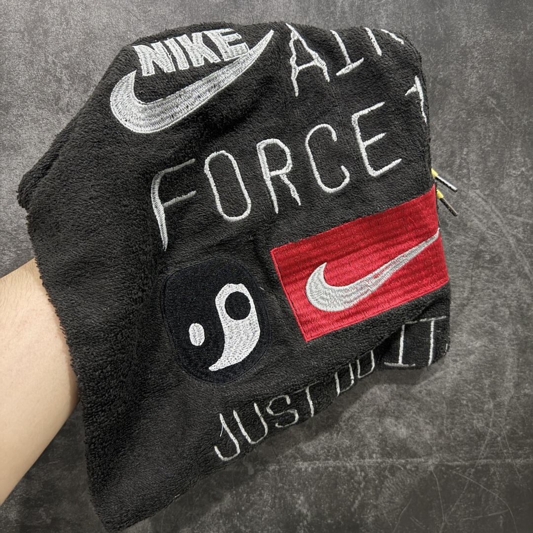 图片[9]-【S2纯原】CPFM x NK Air Force 1 07 Low 空军一号系列低帮 S2纯原生产线出品 经典百搭休闲运动板鞋“联名放大补丁字母”近日，A$AP Bari 在其官方社交媒体上预告了 Cactus Plant Flea Market(CPFM) 和 Nike Air Force 1 Low 的全新配色。 #此次全新推出的紫色和苔藓绿配色，保留了原始黑白版本的标志性风格，均采用皮革鞋面、尼龙鞋舌、带有反光底衬的「AIR SUNSHINE」及同色 AF1 橡胶鞋底。 货号：DC4457-001 尺码：39 40 40.5 41 42 42.5 43 44 44.5 45 46 47.5-选品中心