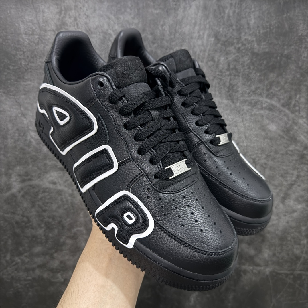 【S2纯原】CPFM x NK Air Force 1 07 Low 空军一号系列低帮 S2纯原生产线出品 经典百搭休闲运动板鞋“联名放大补丁字母”近日,A$AP Bari 在其官方社交媒体上预告了 Cactus Plant Flea Market(CPFM) 和 Nike Air Force 1 Low 的全新配色。 #此次全新推出的紫色和苔藓绿配色,保留了原始黑白版本的标志性风格,均采用皮革鞋面、尼龙鞋舌、带有反光底衬的「AIR SUNSHINE」及同色 AF1 橡胶鞋底。 货号:DC4457-001 尺码:39 40 40.5 41 42 42.5 43 44 44.5 45 46 47.5-选品中心