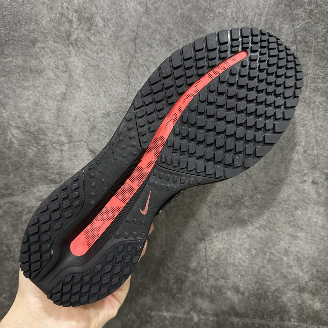 图片[9]-【S版纯原】Nike Pegasus Premium Airscape 舒适百搭减震防滑耐磨透气 低帮跑步鞋     低帮跑步鞋，黑红配色，简约又不失活力，上脚超吸睛。  它不仅颜值高，性能更是一绝！  全掌气垫科技，减震防滑超耐磨，每一步都能感受到强劲回弹，给双脚舒适支撑。  透气鞋面，跑步时双脚也能自由呼吸。    #独家原包 原底原料 开模打造  #原厂鞋标 高精密准度  #原楦原纸板开发 匹配原版98%以上  #后跟弧度 正确呈现  #原厂皮料 质感无敌  #皮料切割干净 无任何毛边 清洁度细节完美    货号：HQ2592-003    尺码：35.5 36 36.5 37.5 38 38.5 39 40 40.5 41 42 42.5 43 44 45 46.5-选品中心