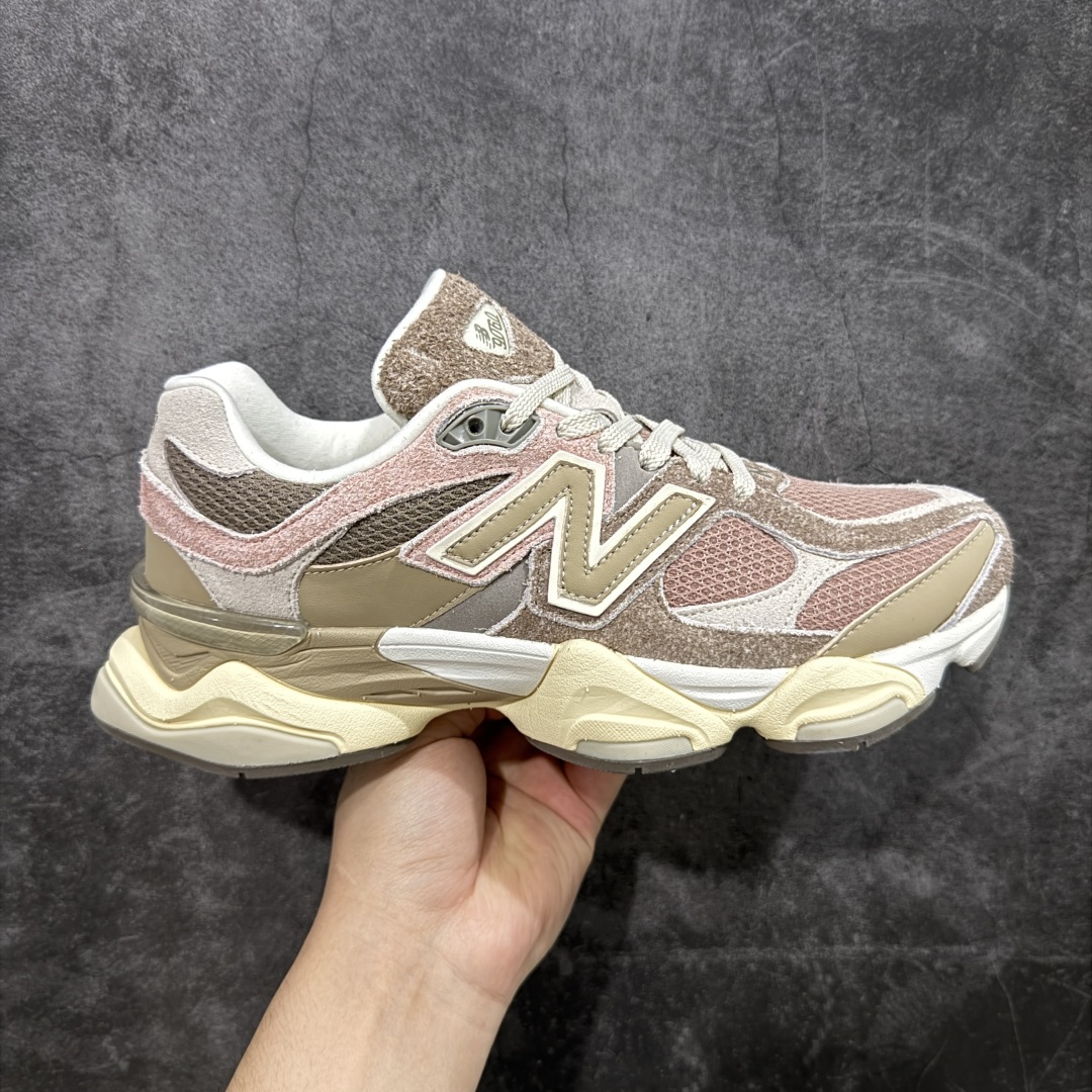 【纯原版】 New Balance NB9060 联名款 复古休闲运动慢跑鞋 粉棕色U9060NTB 全套原楦原纸板原厂数据开发 进口三明治网面 原装进口翻毛皮料正确绒感卡色 正确中底拉帮中底网布细节 原厂标裁 带紫光防伪 定制后跟透明水晶模块 冲裁组合 大底贴合程度胶水上色把控完美 整洁度挑战全网艺术家 多道序QC把关品质完善 匠心打造 耗时两个月开发完成 工艺极其复杂难度可想而知 新开独立私模大底 全网唯一正确六层组合大底 高端零售专供产物 尺码:36 37 37.5 38 38.5 39 40 40.5 41 42 42.5 43 44 45 46.5-选品中心