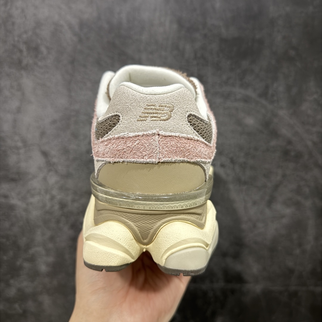图片[4]-【纯原版】 New Balance NB9060 联名款 复古休闲运动慢跑鞋 粉棕色U9060NTB 全套原楦原纸板原厂数据开发 进口三明治网面 原装进口翻毛皮料正确绒感卡色 正确中底拉帮中底网布细节 原厂标裁 带紫光防伪 定制后跟透明水晶模块 冲裁组合 大底贴合程度胶水上色把控完美 整洁度挑战全网艺术家 多道序QC把关品质完善 匠心打造 耗时两个月开发完成 工艺极其复杂难度可想而知 新开独立私模大底 全网唯一正确六层组合大底 高端零售专供产物 尺码：36 37 37.5 38 38.5 39 40 40.5 41 42 42.5 43 44 45 46.5-选品中心