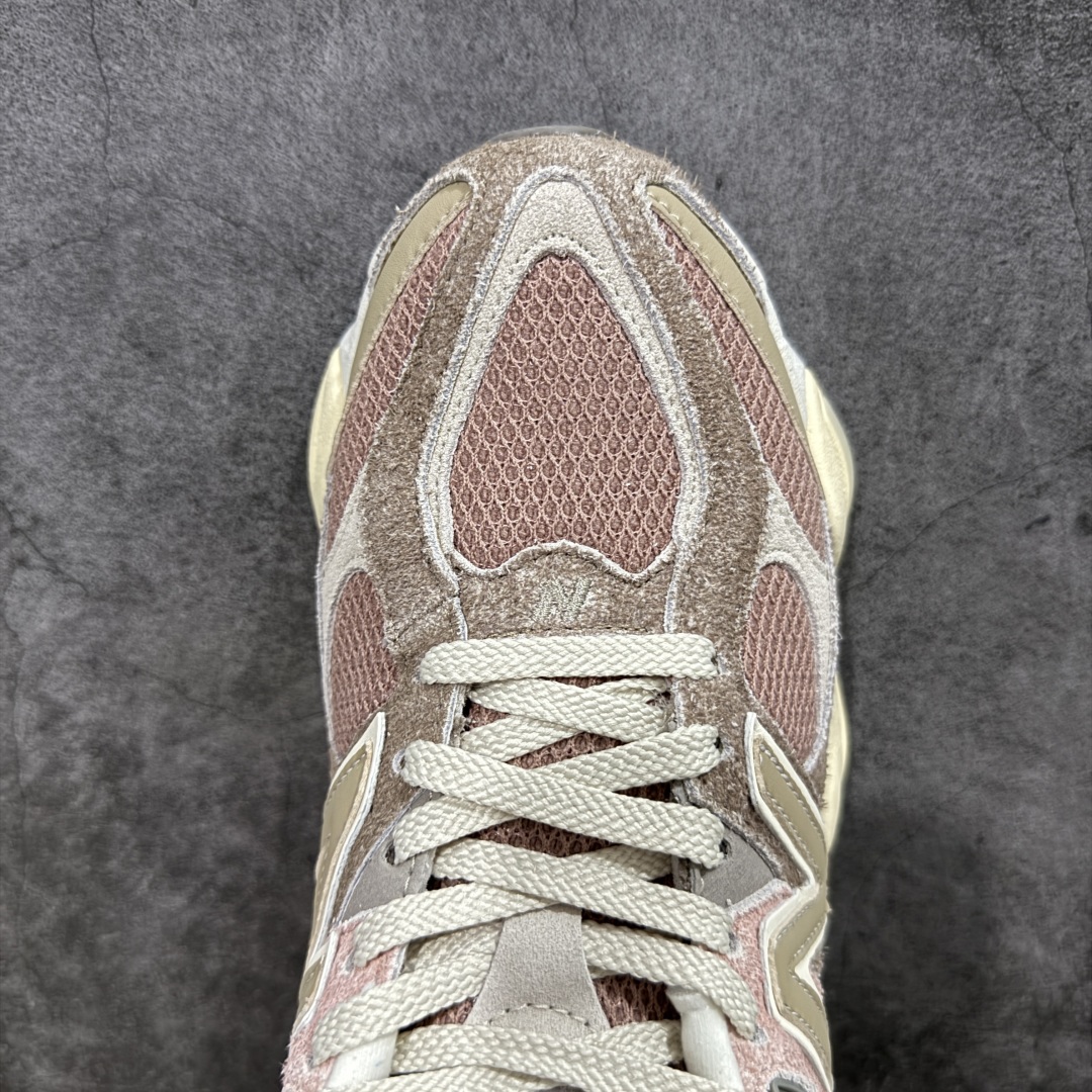 图片[5]-【纯原版】 New Balance NB9060 联名款 复古休闲运动慢跑鞋 粉棕色U9060NTB 全套原楦原纸板原厂数据开发 进口三明治网面 原装进口翻毛皮料正确绒感卡色 正确中底拉帮中底网布细节 原厂标裁 带紫光防伪 定制后跟透明水晶模块 冲裁组合 大底贴合程度胶水上色把控完美 整洁度挑战全网艺术家 多道序QC把关品质完善 匠心打造 耗时两个月开发完成 工艺极其复杂难度可想而知 新开独立私模大底 全网唯一正确六层组合大底 高端零售专供产物 尺码：36 37 37.5 38 38.5 39 40 40.5 41 42 42.5 43 44 45 46.5-选品中心
